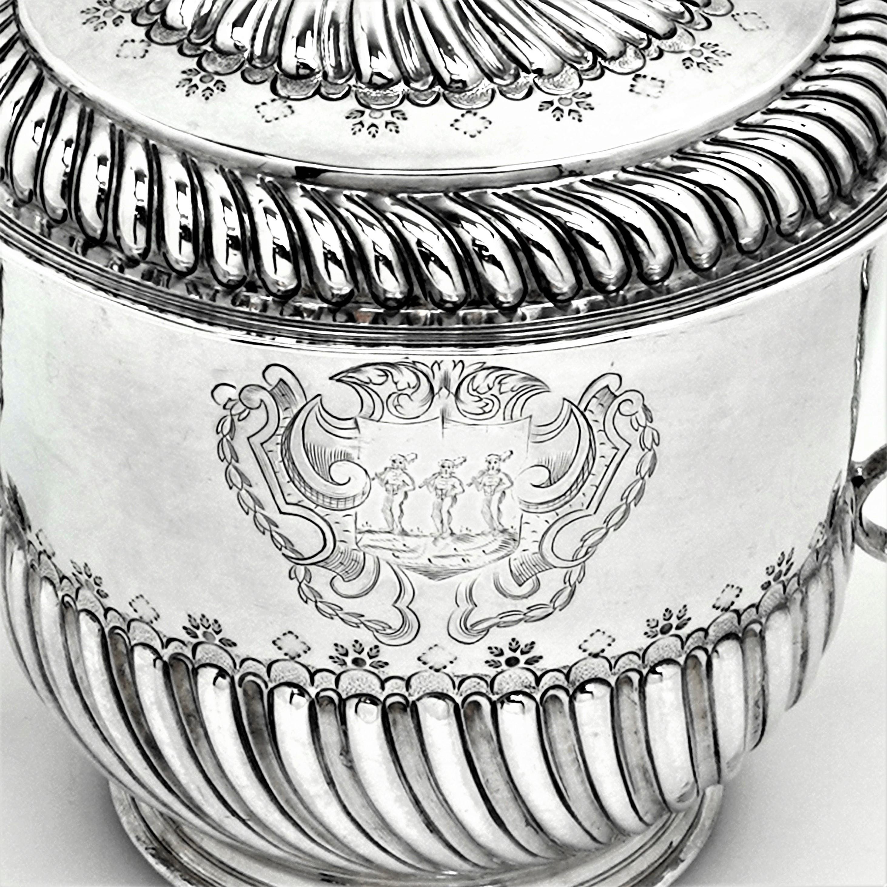 William III Sterling Silver Porringer and Lid / Cup and Cover 1695, 17th Century For Sale 3