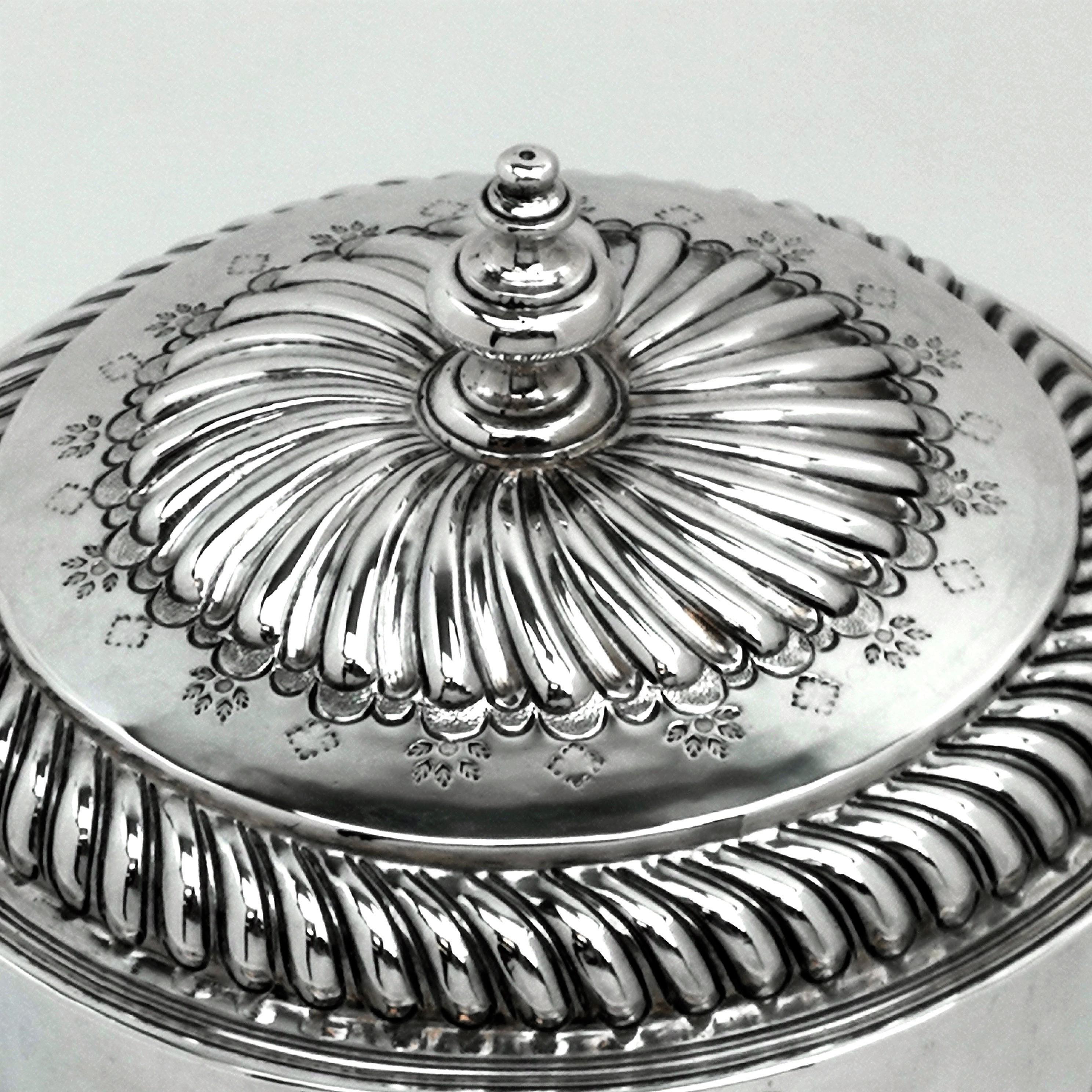 William III Sterling Silver Porringer and Lid / Cup and Cover 1695, 17th Century For Sale 4