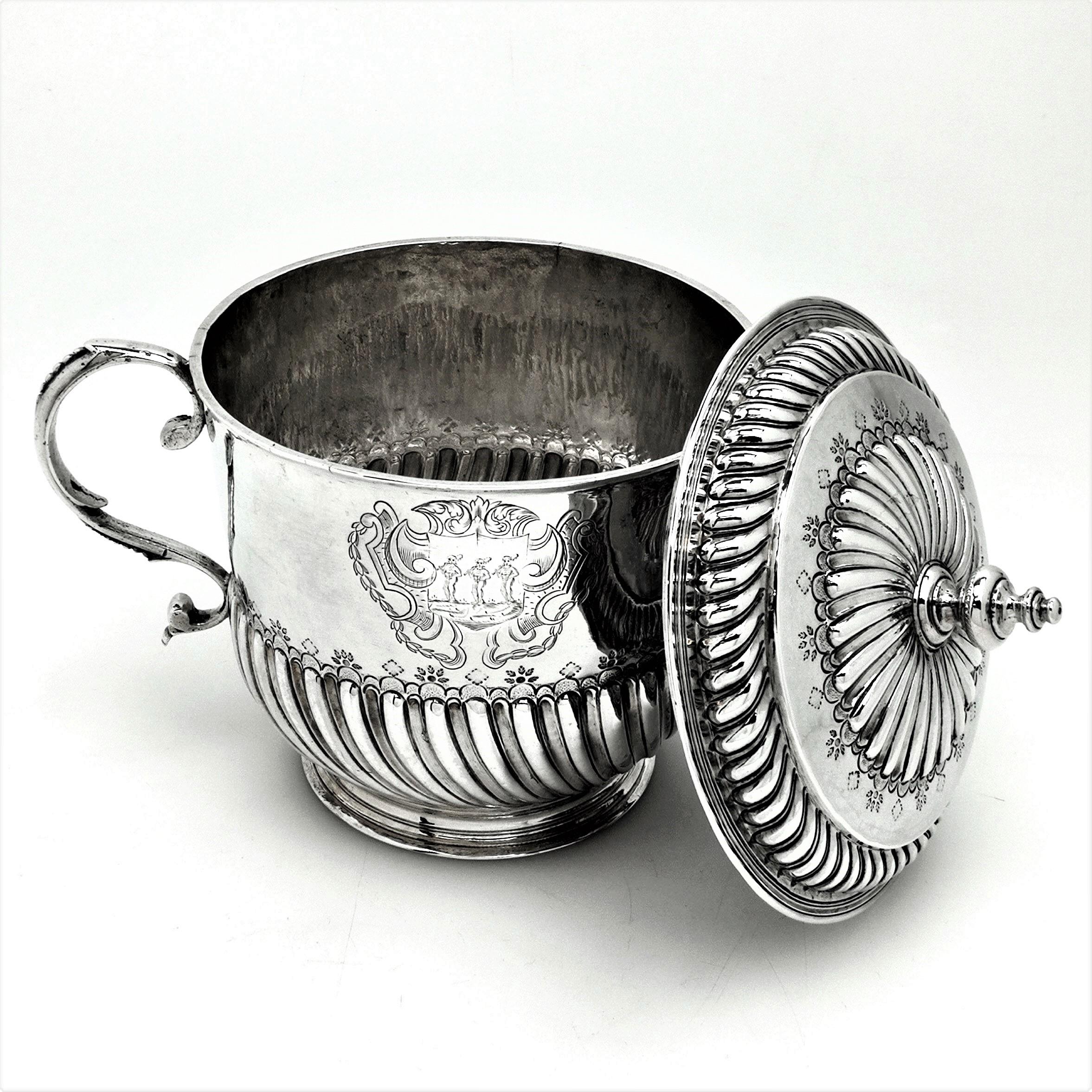 William III Sterling Silver Porringer and Lid / Cup and Cover 1695, 17th Century In Good Condition For Sale In London, GB