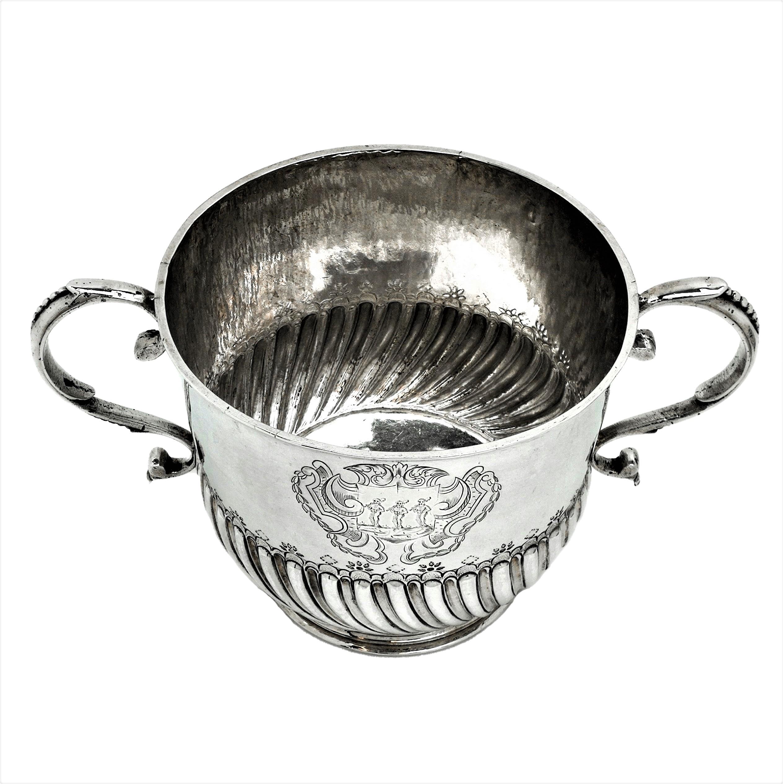 18th Century and Earlier William III Sterling Silver Porringer and Lid / Cup and Cover 1695, 17th Century For Sale