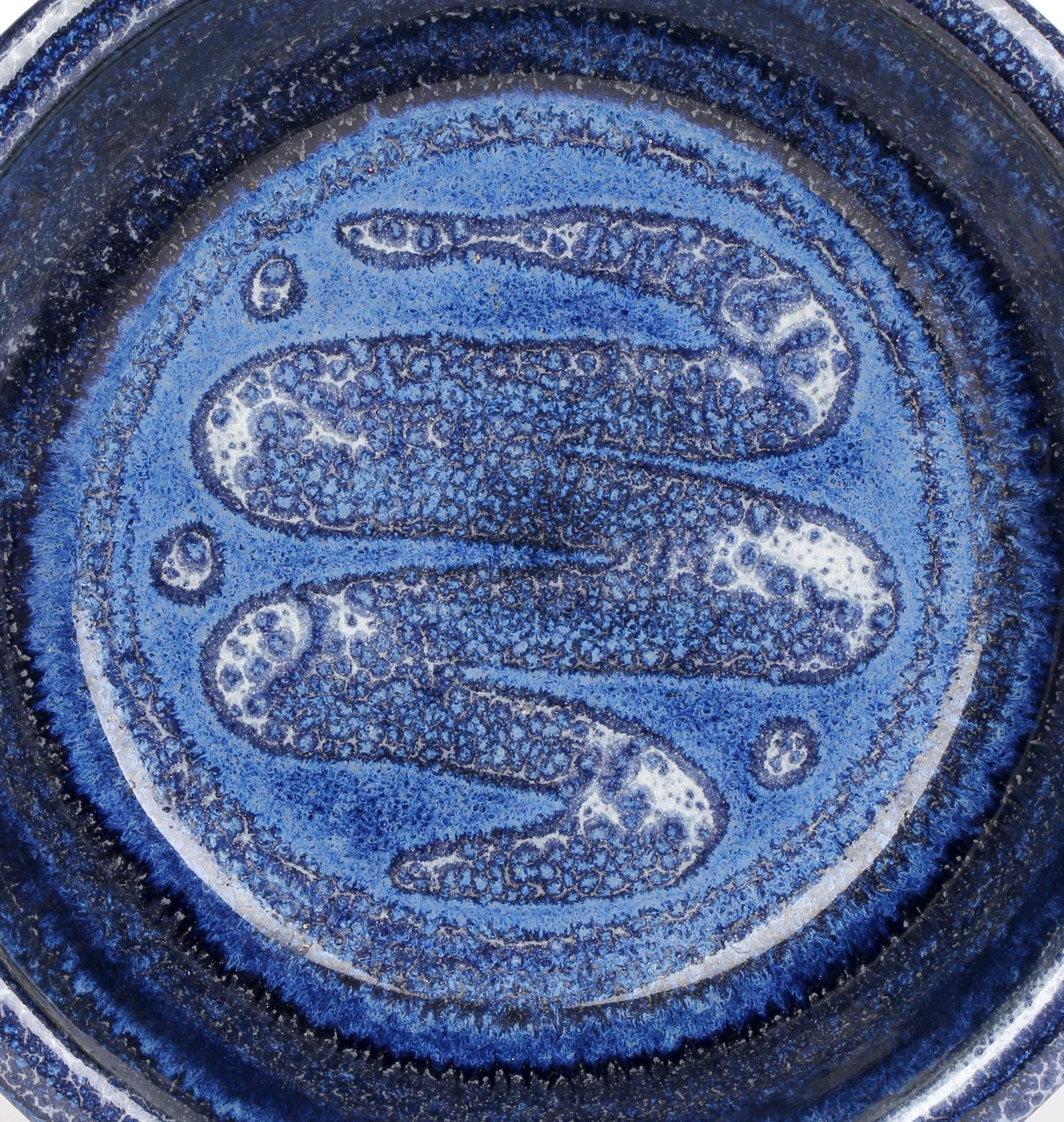 William Illsley, Britannique, né en 1948, Studio Pottery, bol émaillé couleur BLue avec serpent en vente 5