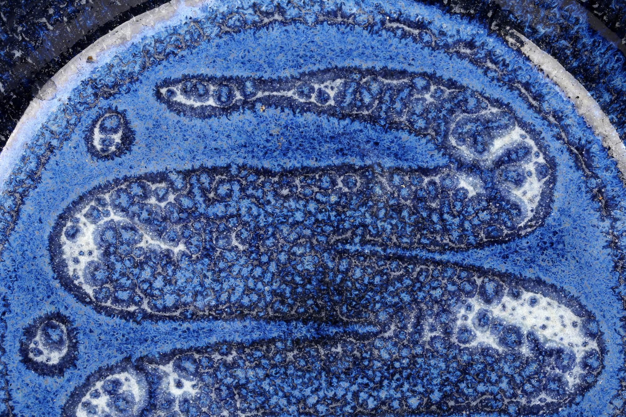 Un élégant bol en poterie anglaise de studio, décoré de glaçures bleues avec un motif de serpent traînant, par William Illesley (britannique, né en 1948) et réalisé dans sa poterie de Stamford avant 2005. Le bol en grès est largement arrondi, avec