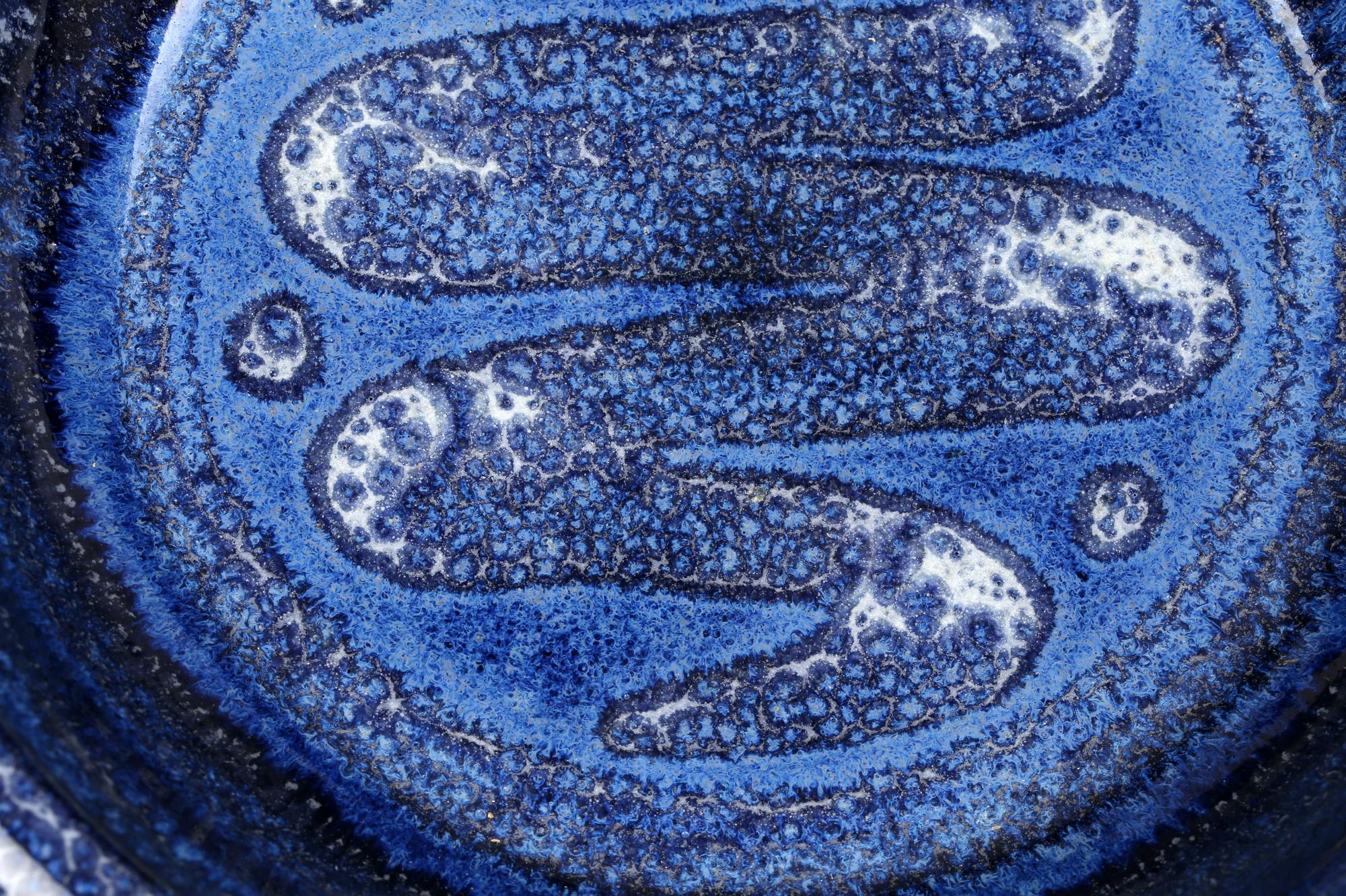 Moderne William Illsley, Britannique, né en 1948, Studio Pottery, bol émaillé couleur BLue avec serpent en vente
