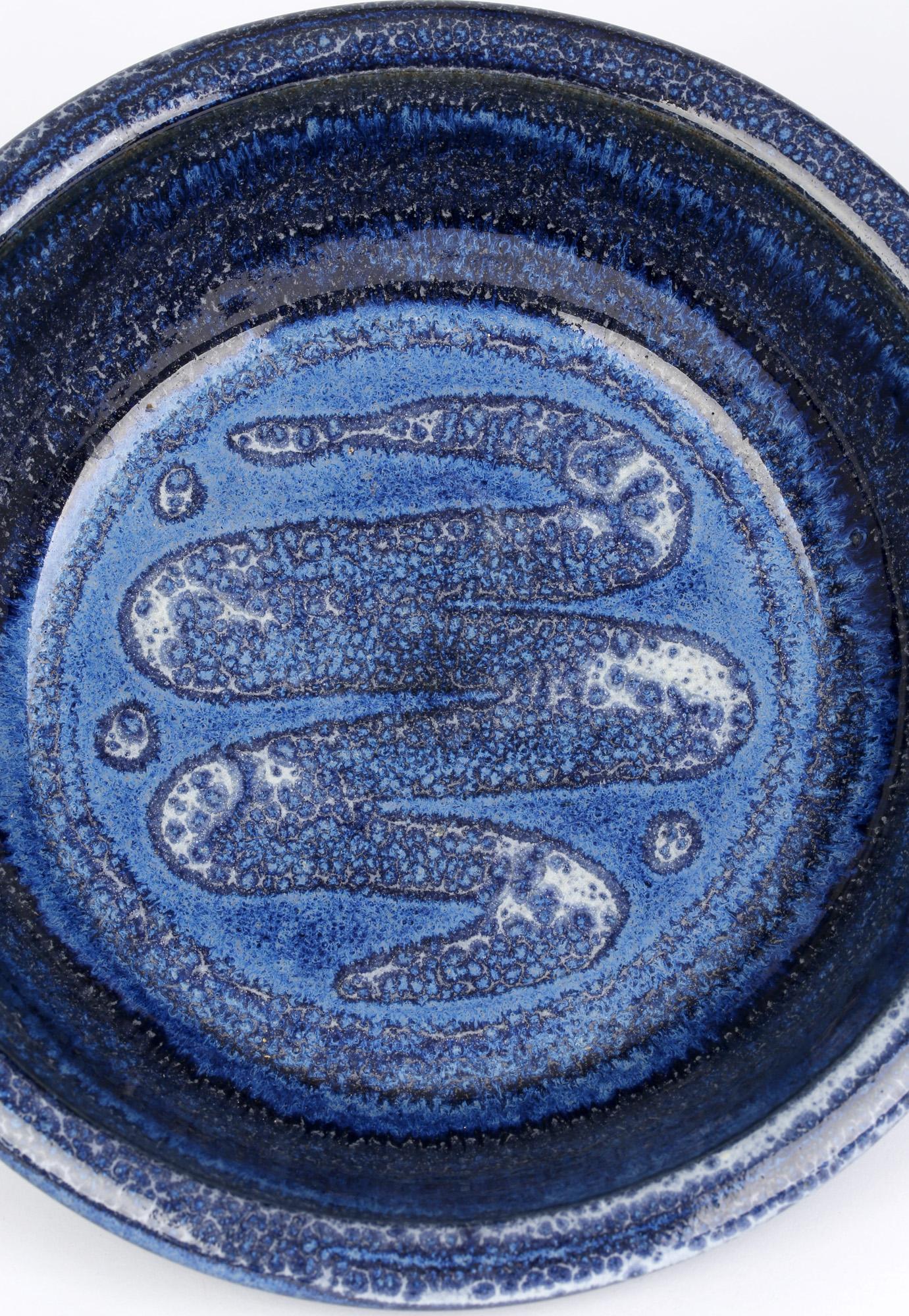 Anglais William Illsley, Britannique, né en 1948, Studio Pottery, bol émaillé couleur BLue avec serpent en vente