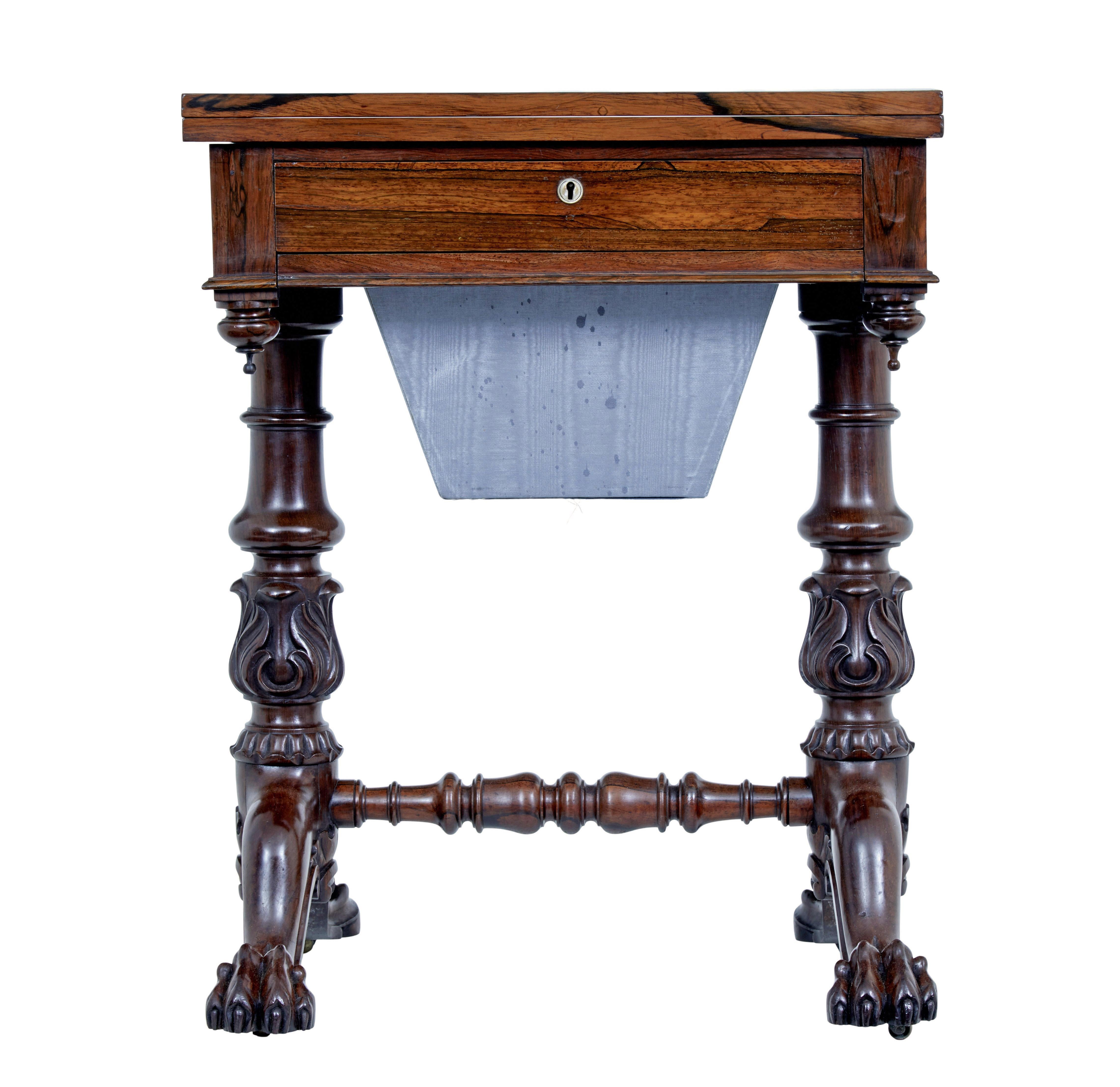 William iv Table de travail en palissandre du XIXe siècle, vers 1830.

Fabriqué en palissandre, il est doté d'un plateau rectangulaire qui pivote et s'ouvre pour former une plus grande surface. Un seul tiroir doublé de soie sous le plateau