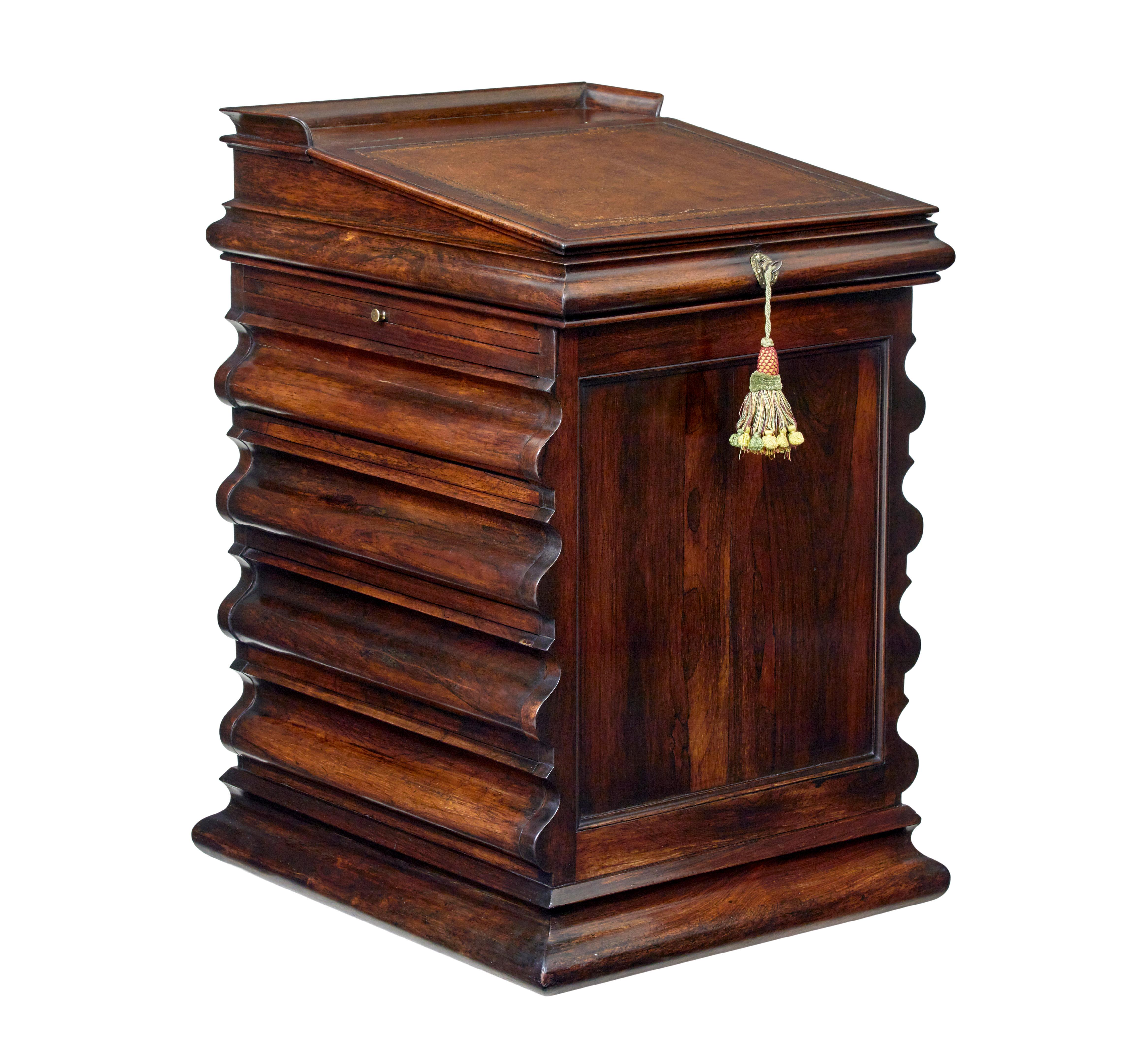 William IV. 19. Jahrhundert geformt davenport Schreibtisch ca. 1830.

Wir freuen uns, Ihnen diesen Palisander-Schreibtisch aus der Zeit Wilhelms IV. anbieten zu können.  Ungewöhnliche Form, die sich von der normalen Form durch die keilförmigen