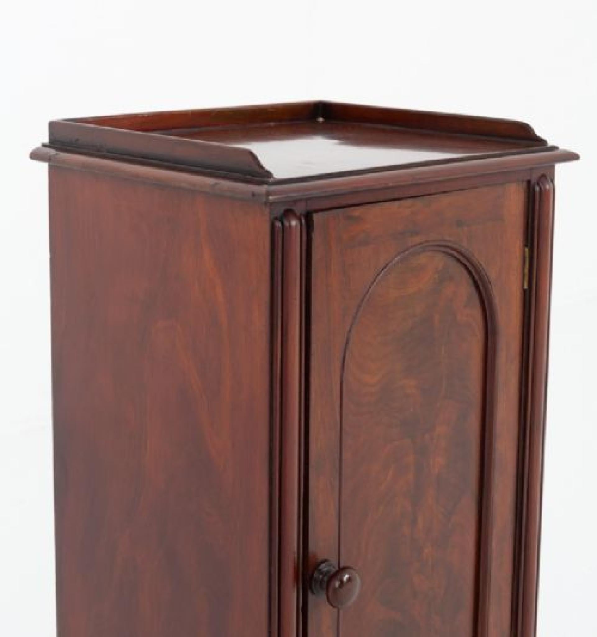 Comodino in mogano William IV
Questo mobile poggia su piedi torniti
L'armadio presenta un'anta con dettaglio ad arco e legni di mogano alla fiamma.
La porta è affiancata da colonne decorative
La parte superiore dell'armadietto è a forma di