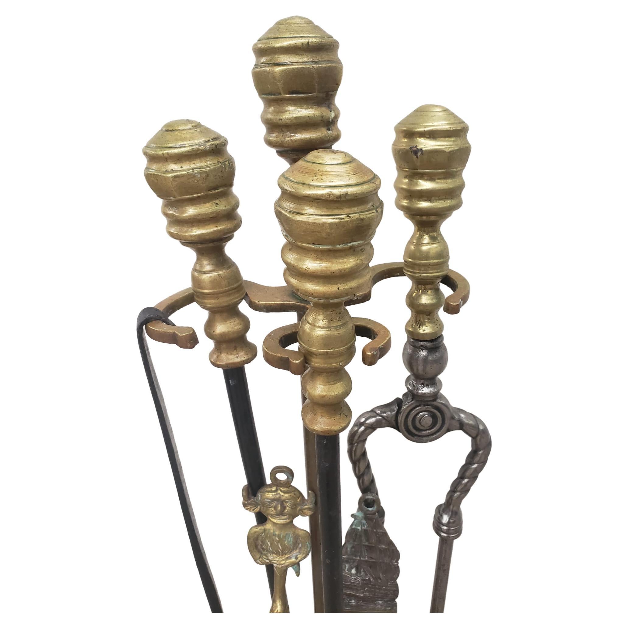 Un set William IV in ottone e acciaio di attrezzi da camino su supporto in marmo, Set di 7, Circa. 1830s
Il set è composto da una pinza, un attizzatoio, una pala, due forchette da toast in ottone, una forchetta in ghisa e una base in marmo.