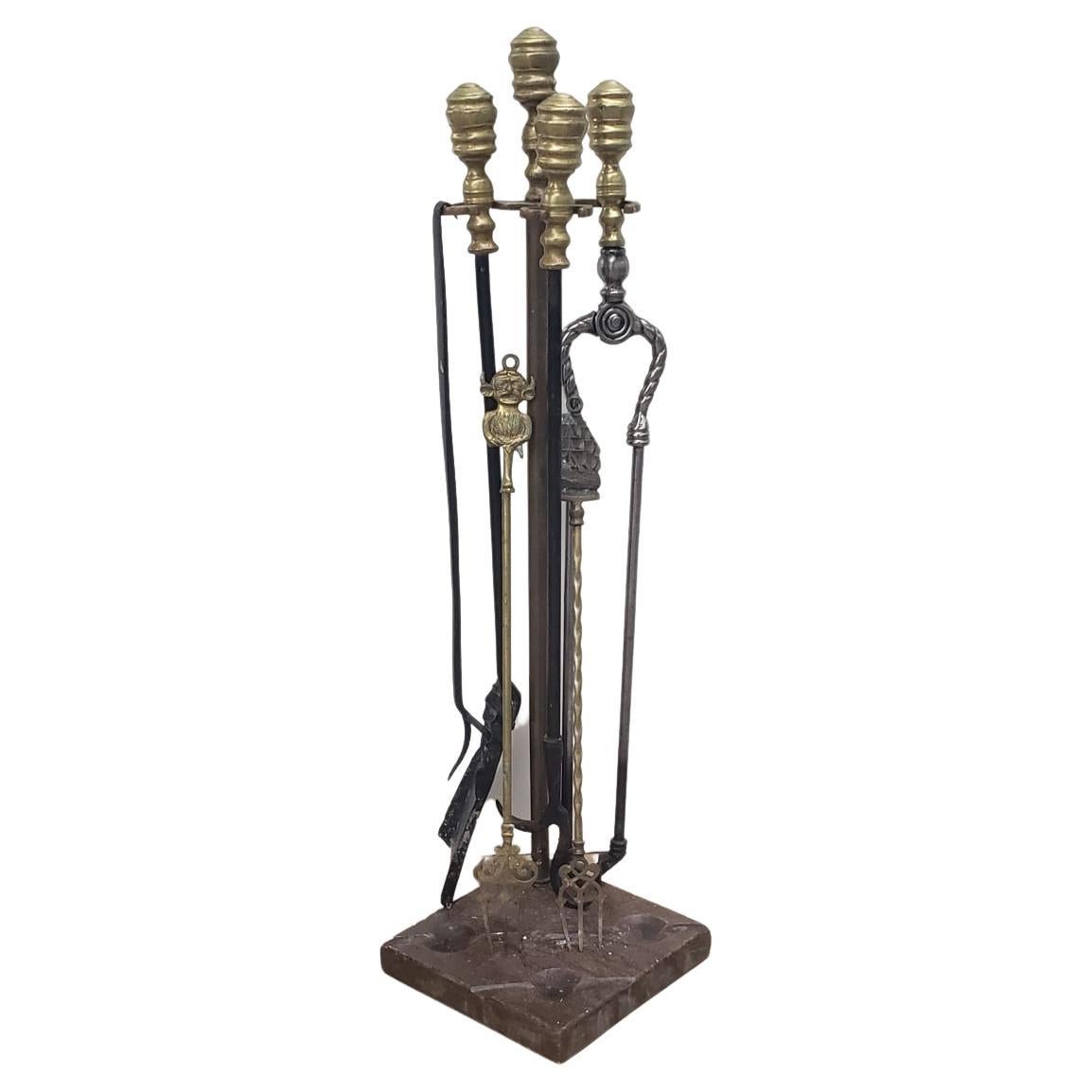Oggetti in metallo Set di 7 pezzi in ottone e acciaio per caminetto William IV del 1830 su supporto in marmo in vendita