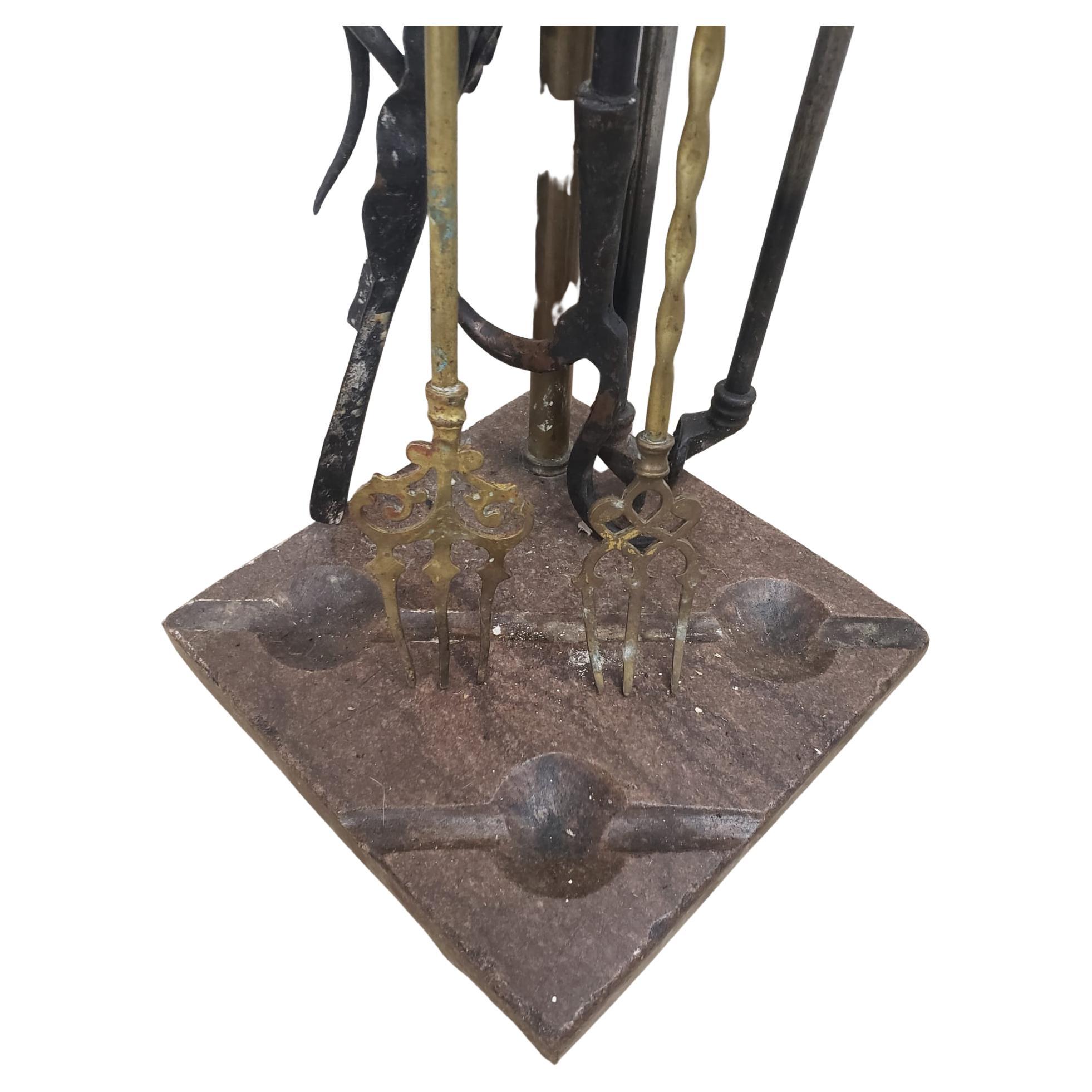 XIX secolo Set di 7 pezzi in ottone e acciaio per caminetto William IV del 1830 su supporto in marmo in vendita