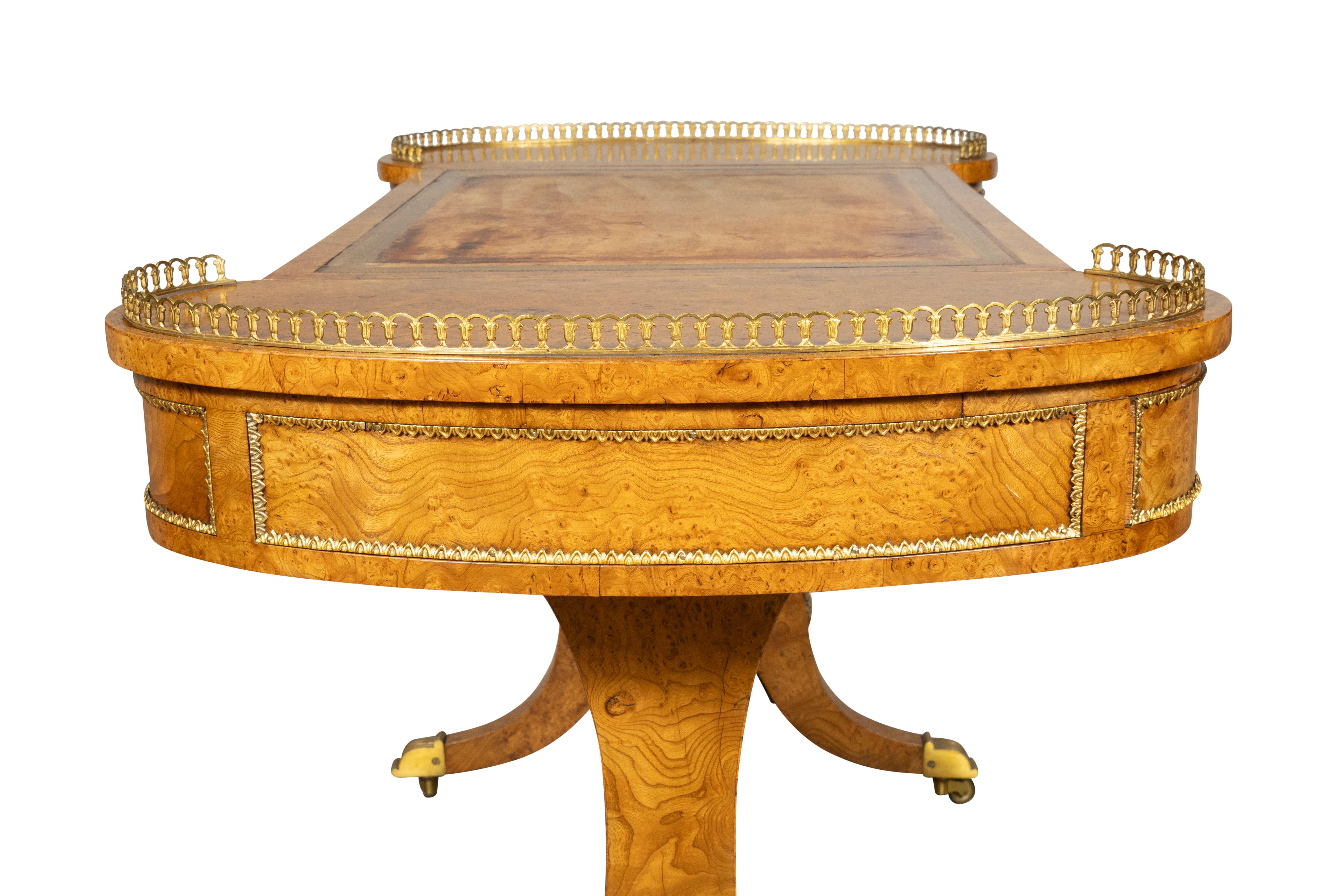 Mesa de escritorio William IV Burl Elm en venta 3