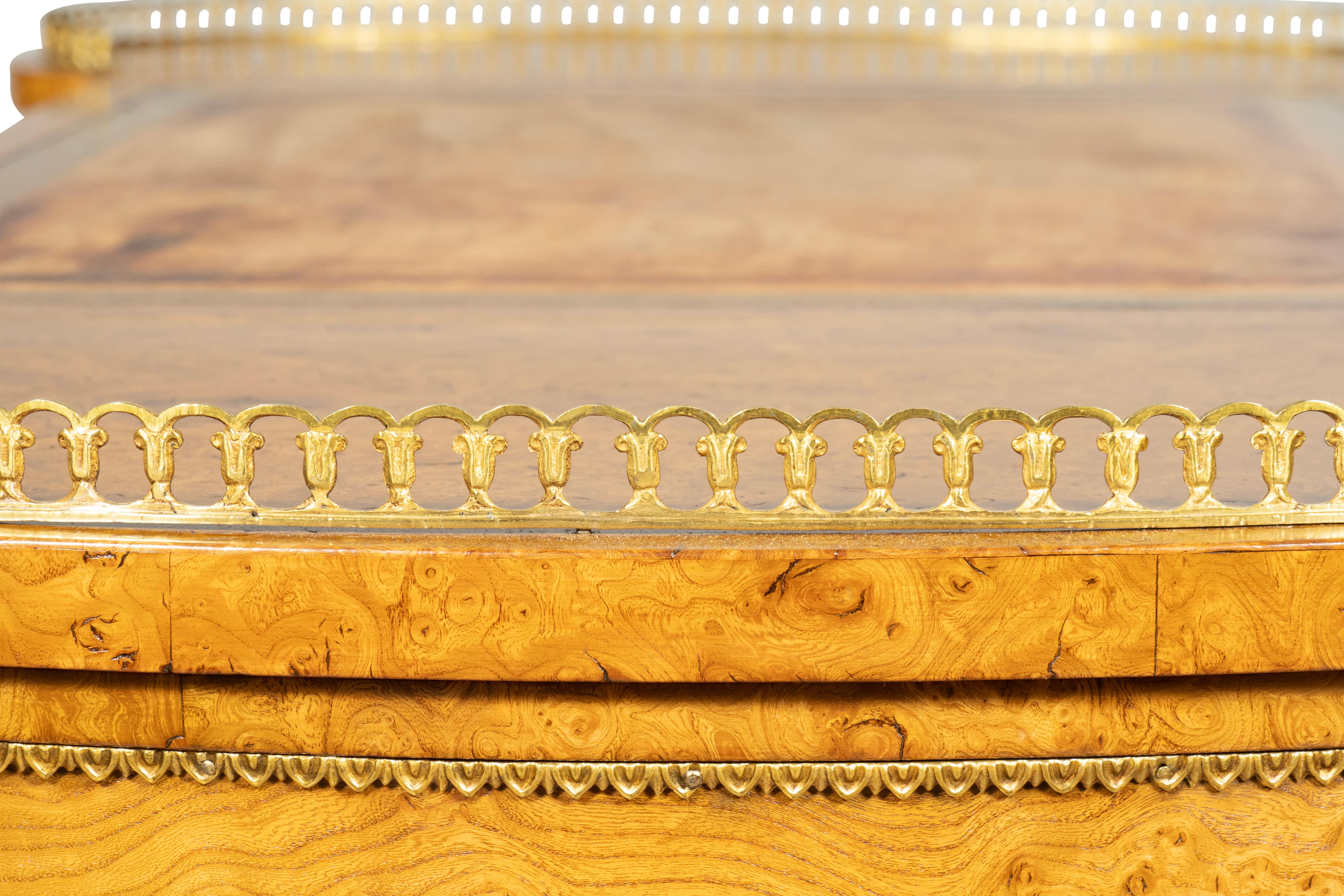 Mesa de escritorio William IV Burl Elm en venta 5