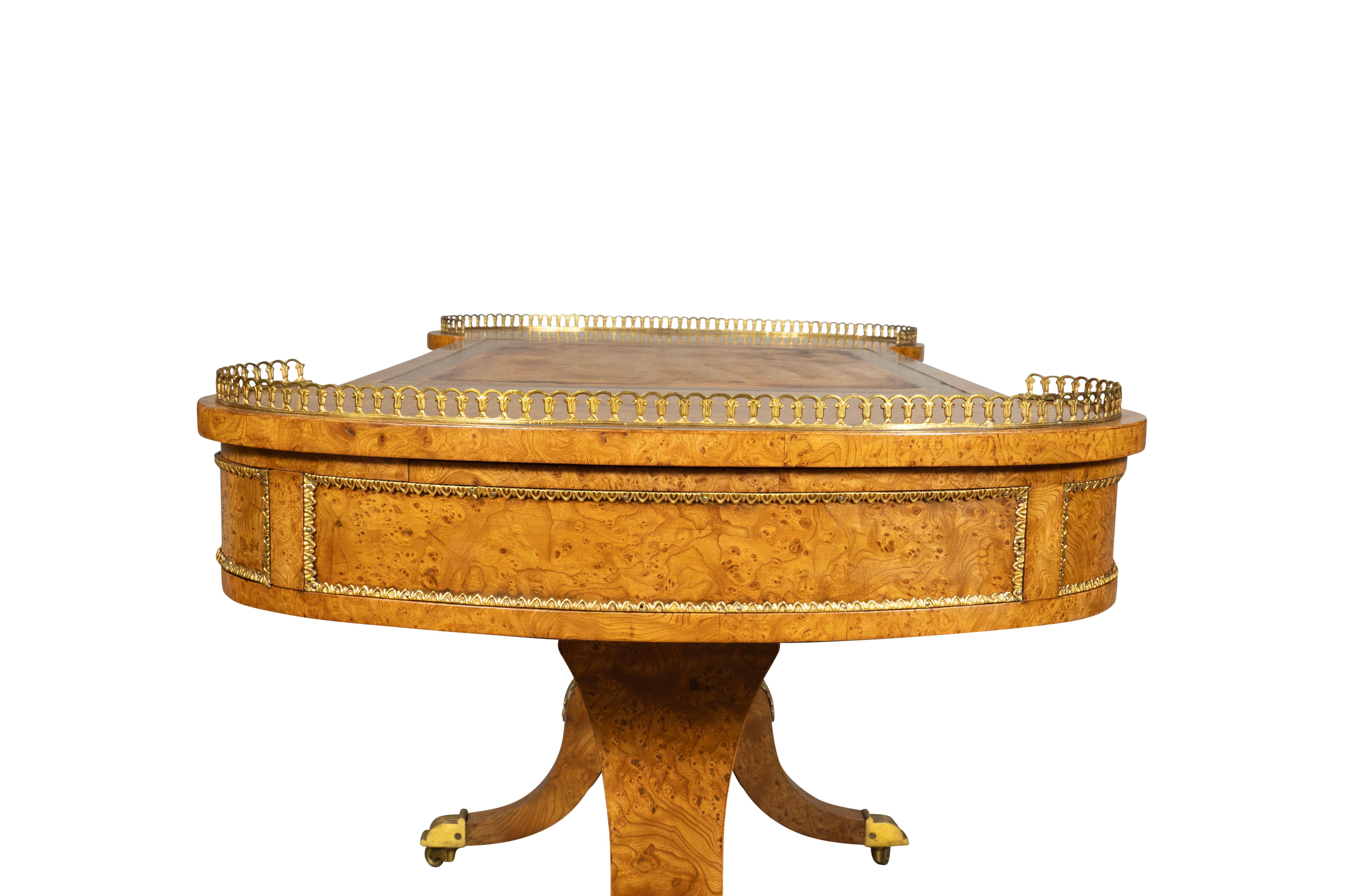 Mesa de escritorio William IV Burl Elm en venta 7