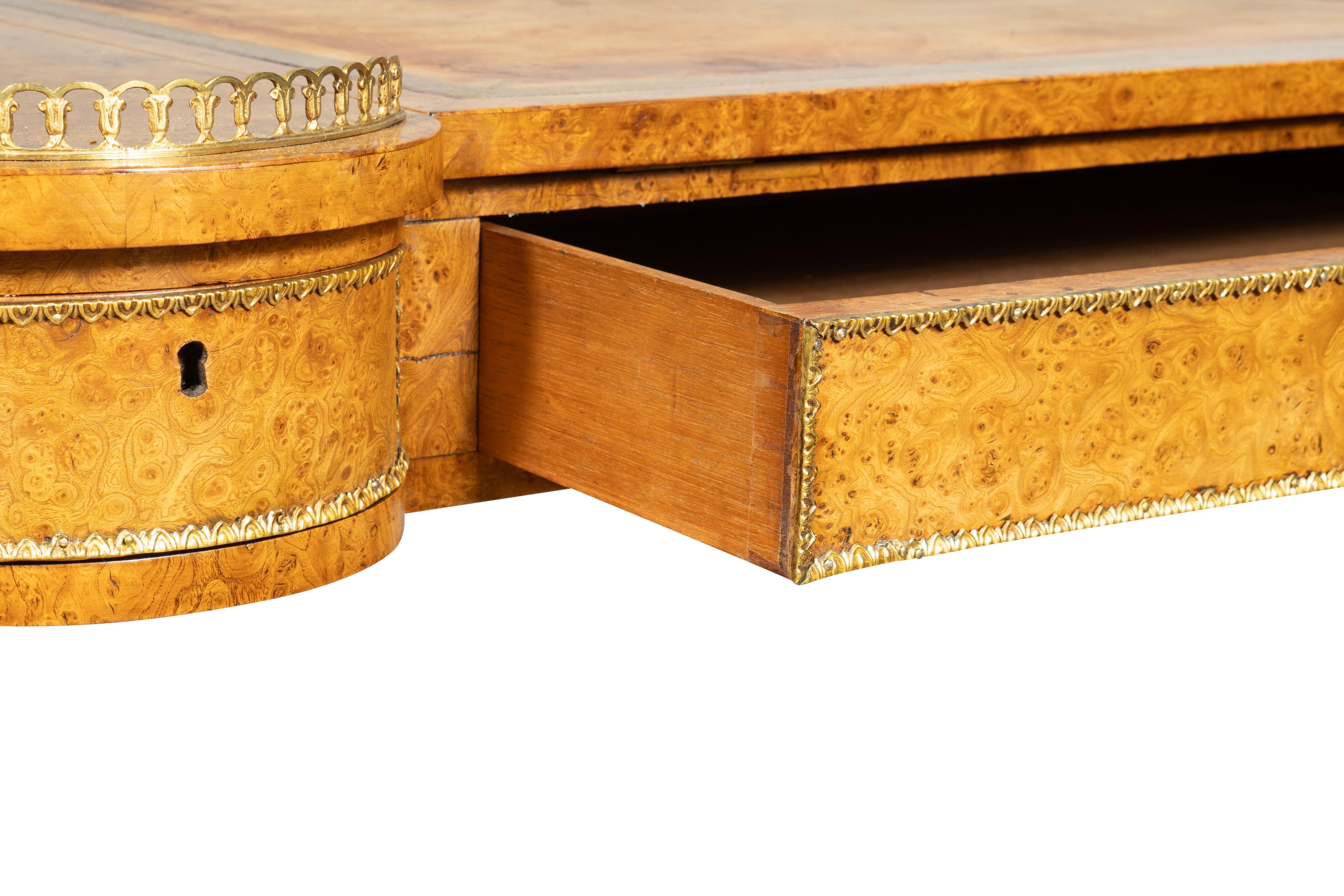 Mesa de escritorio William IV Burl Elm en venta 8
