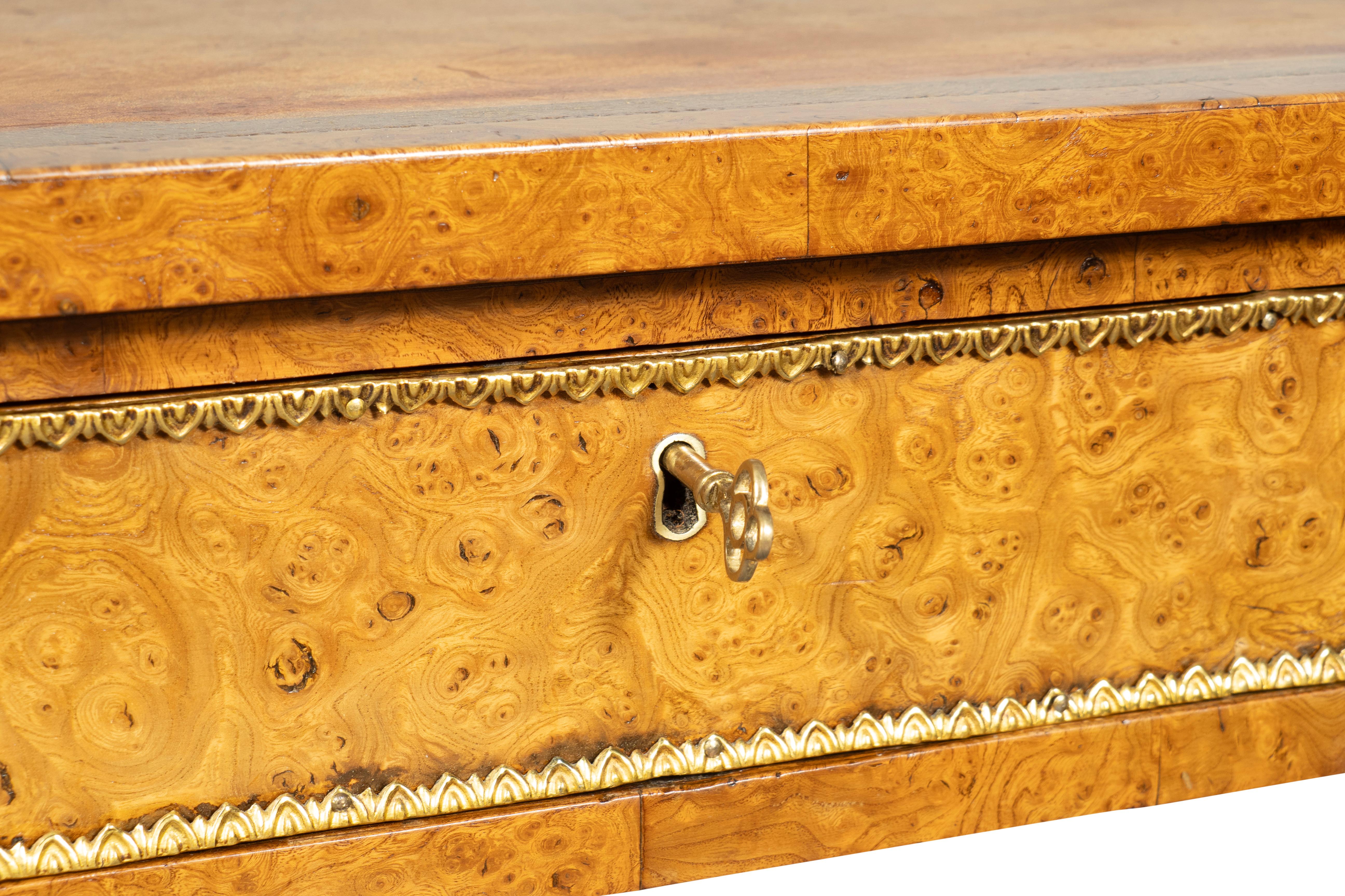 Mesa de escritorio William IV Burl Elm en venta 9
