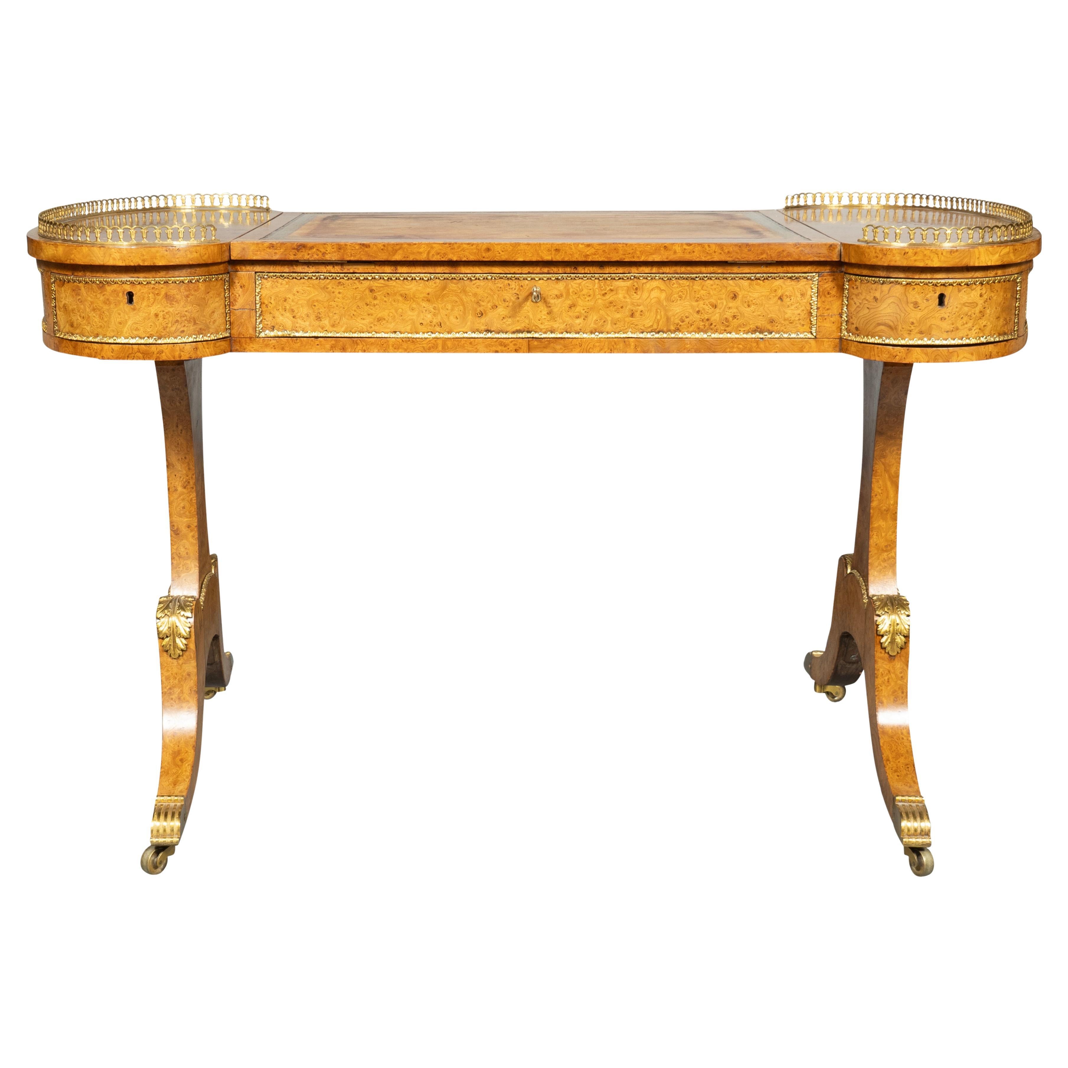 Mesa de escritorio femenina de gran calidad, probablemente de Gillows of Lancaster & London. Con tapa rectangular de extremos redondeados y superficie central de escritura de cuero. Galería de latón elevada en cada extremo. El friso con un cajón
