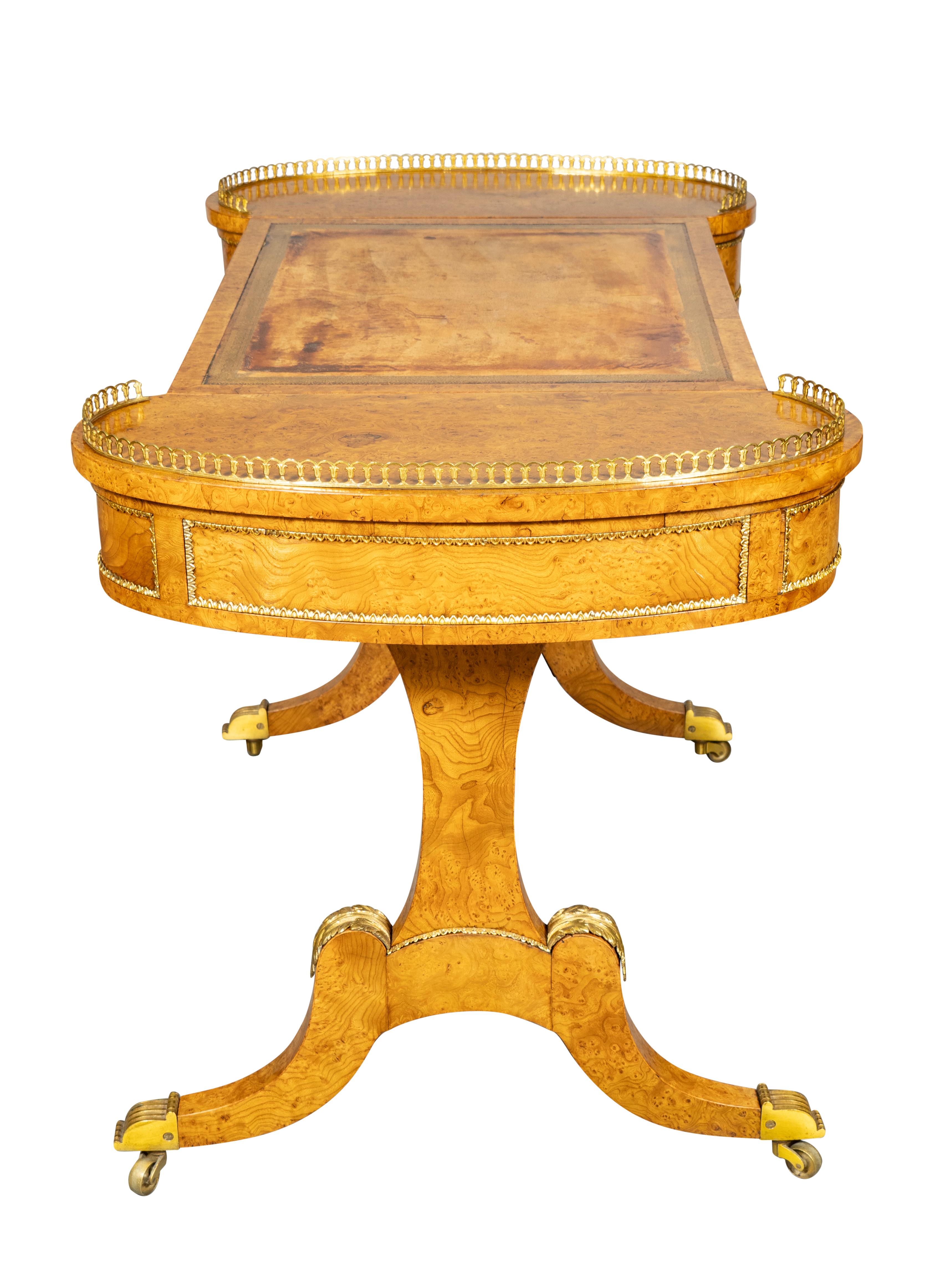Mesa de escritorio William IV Burl Elm Inglés en venta