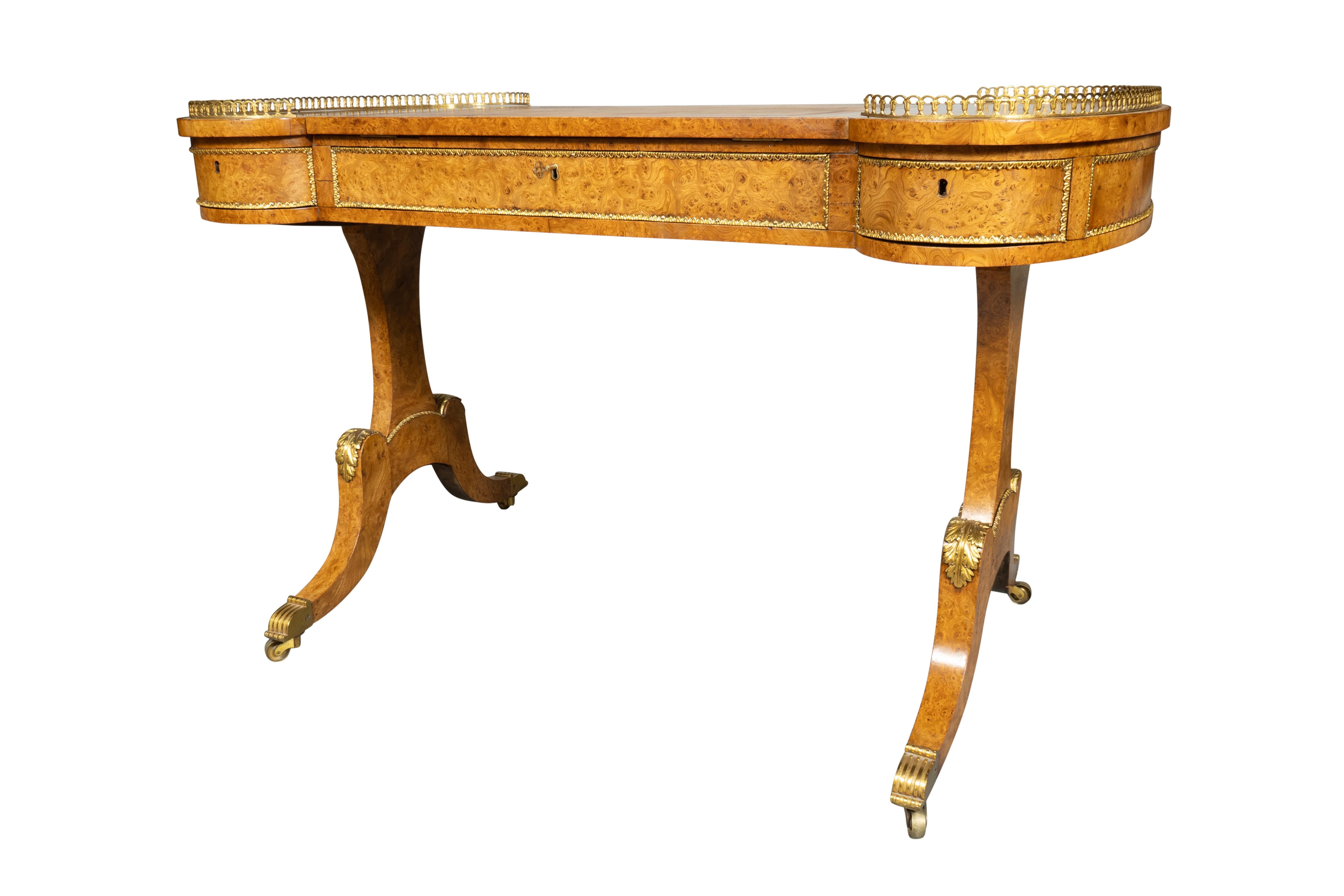 Mesa de escritorio William IV Burl Elm Latón en venta