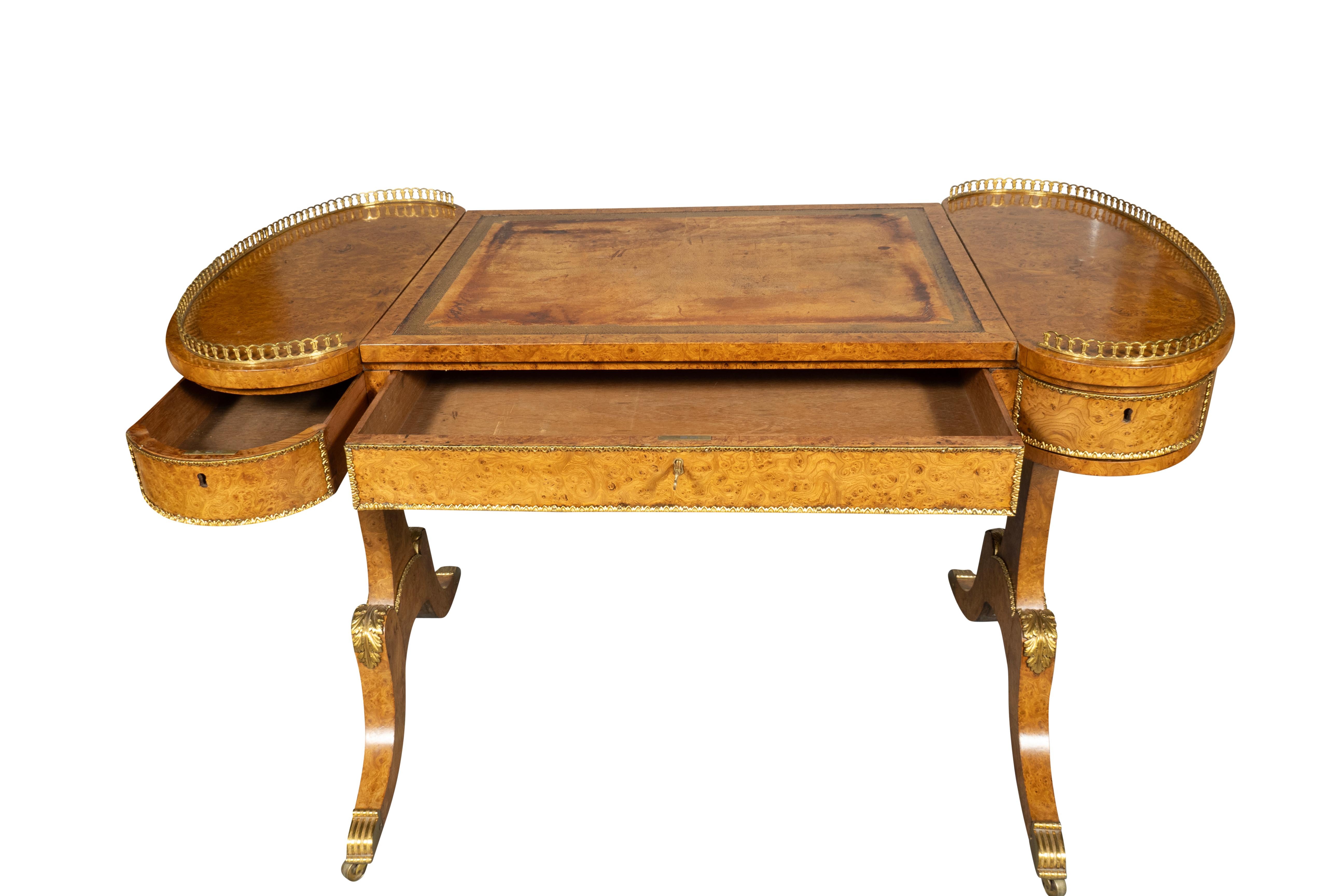 Mesa de escritorio William IV Burl Elm en venta 1