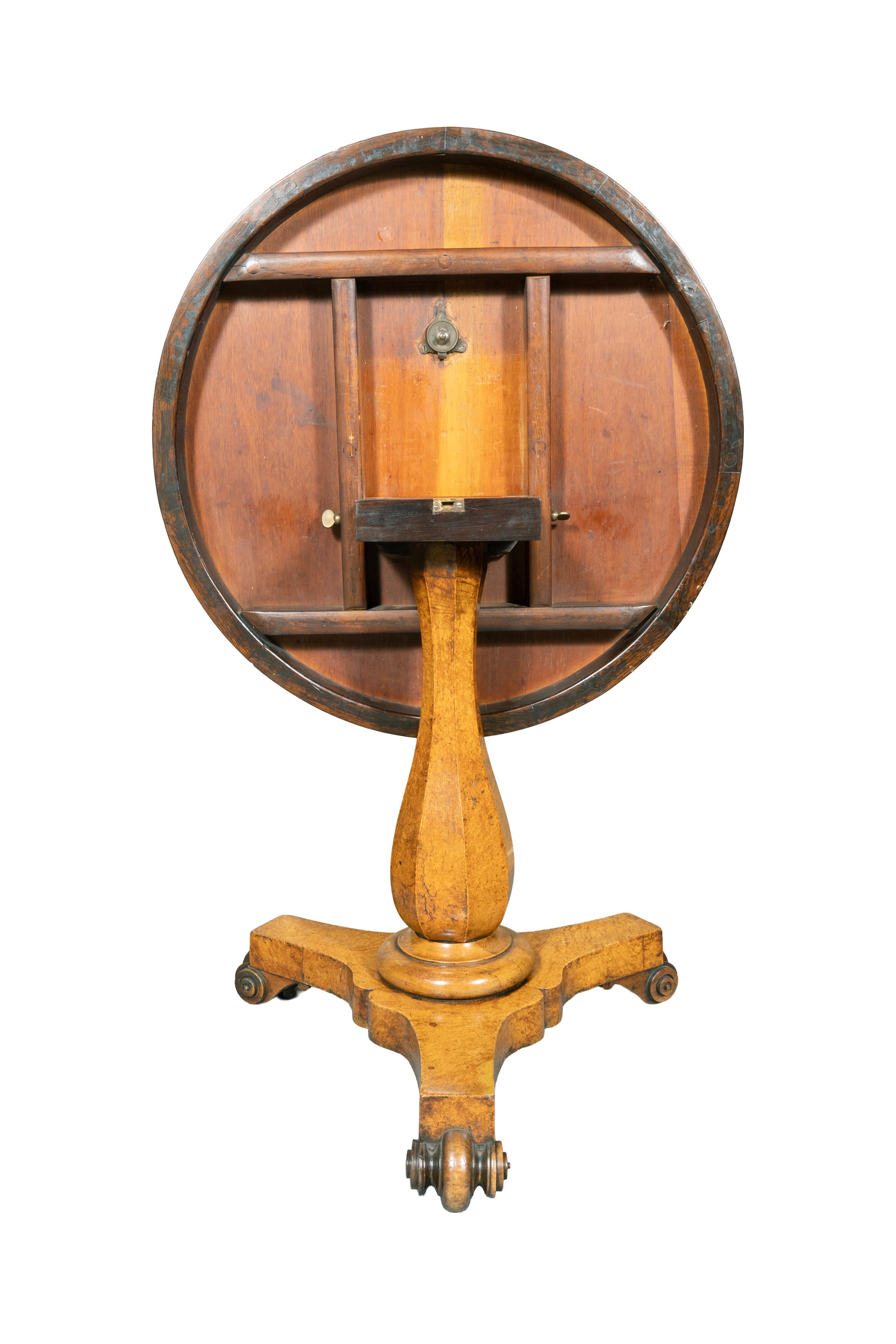 Table centrale en loupe d'orme et ébène William IV Bon état - En vente à Essex, MA
