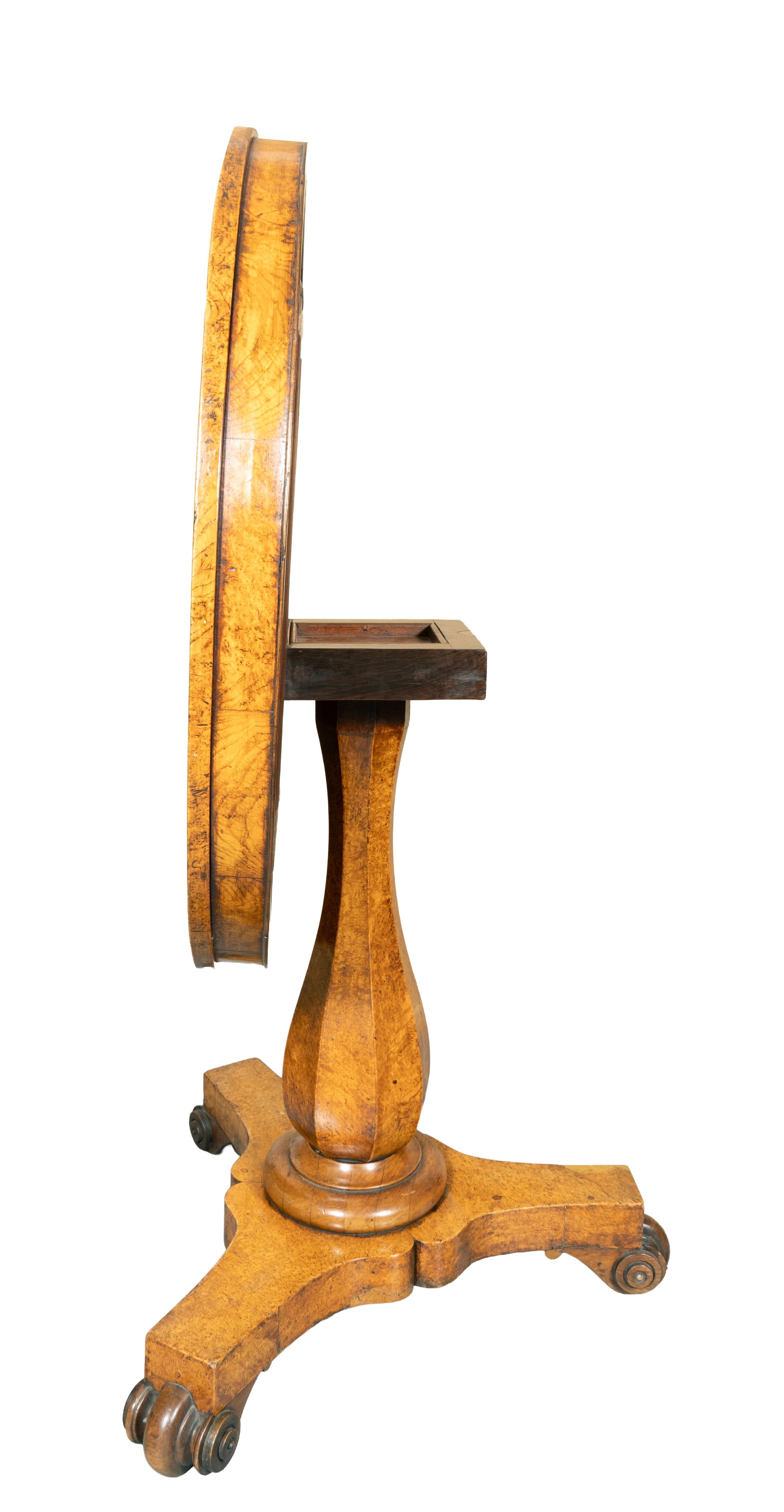 Milieu du XIXe siècle Table centrale en loupe d'orme et ébène William IV en vente