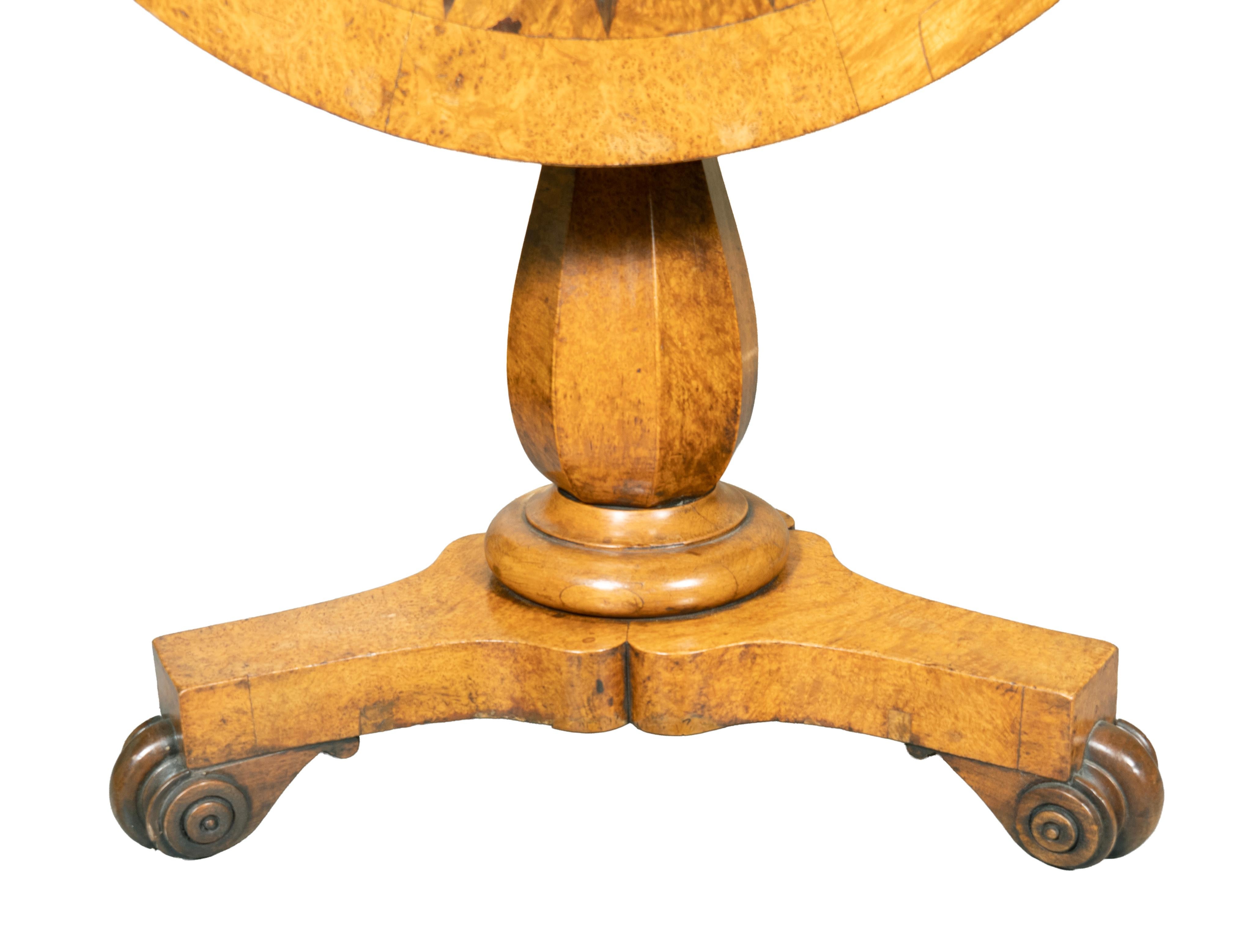 Table centrale en loupe d'orme et ébène William IV en vente 1