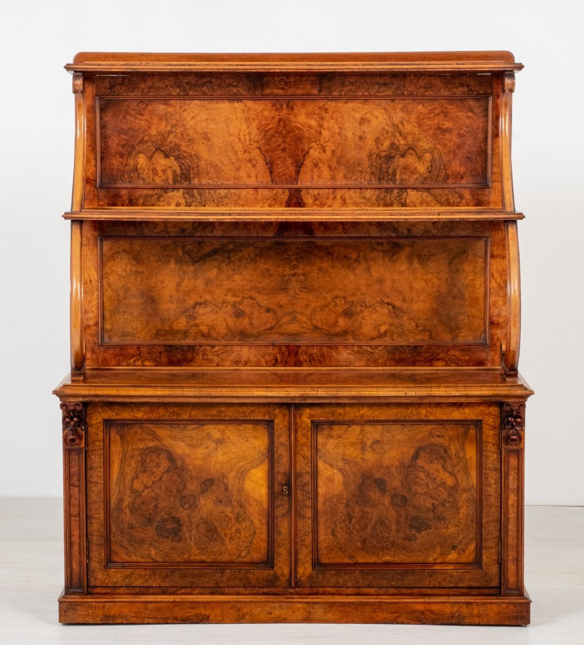 William IV Cabinet Sideboard Burr Walnut 19th Century In Good Condition For Sale In Potters Bar, GB