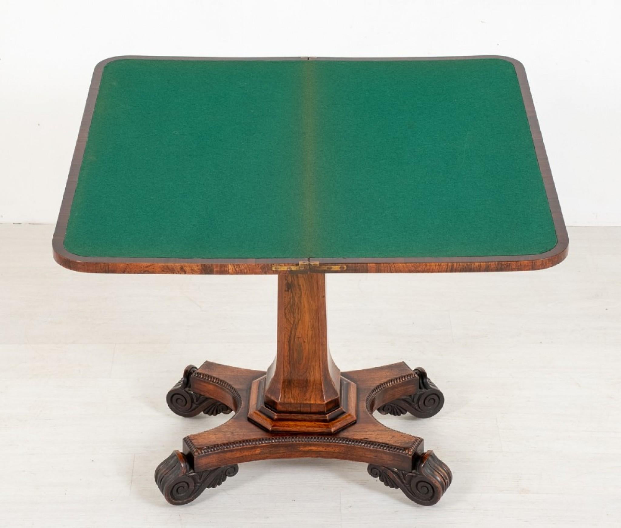 Kartentisch aus Palisanderholz William IV.
Dieser Tisch hat eine Plattform mit halb gedrechselten Leisten und den typischen geschnitzten William-IV-Füßen.
Die Säule des Tisches hat eine facettierte Form und der Fries des Tisches ist im Stil von
