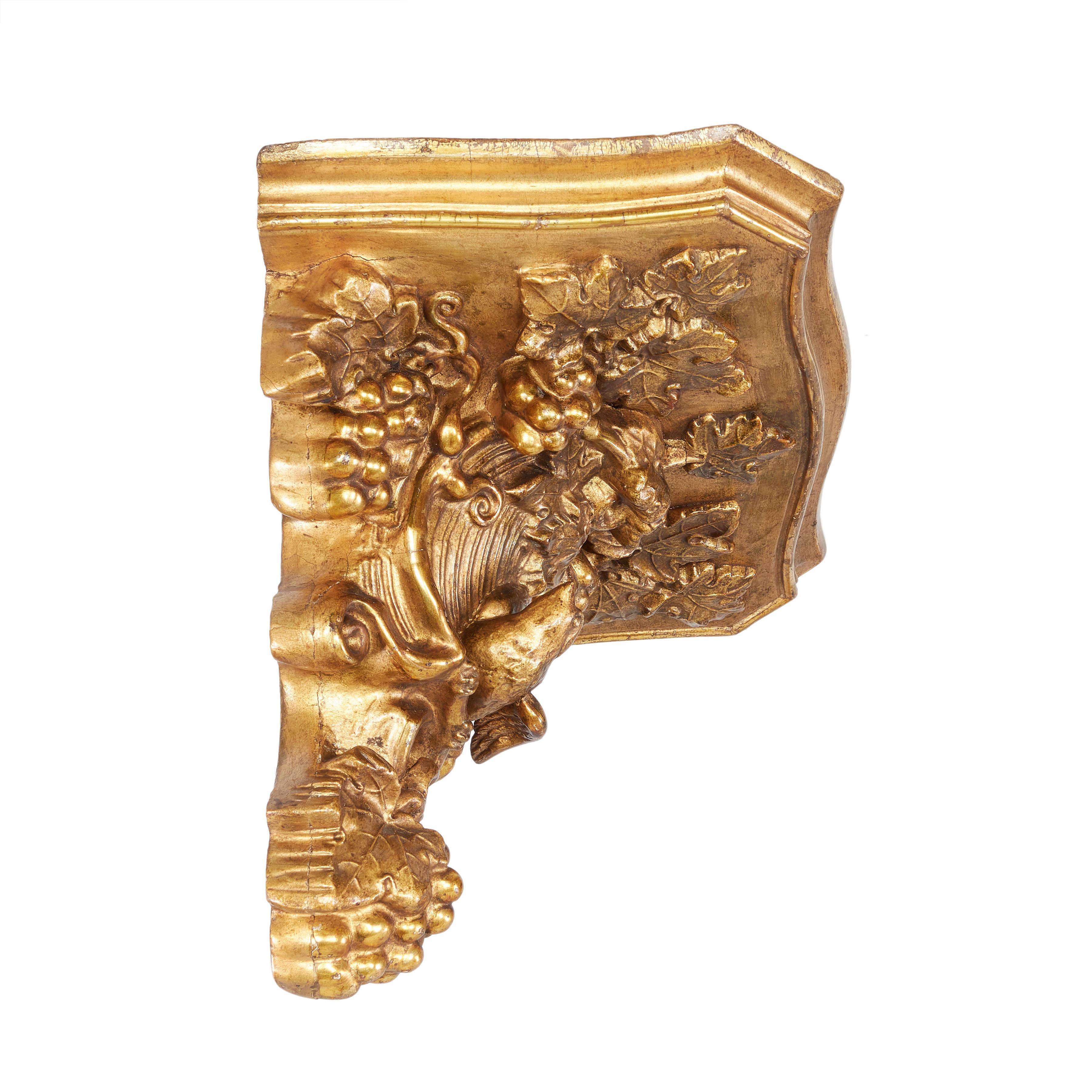 Rococo Revival 19th Century William IV Carved Giltwood and Gesso Wall Bracket For Sale