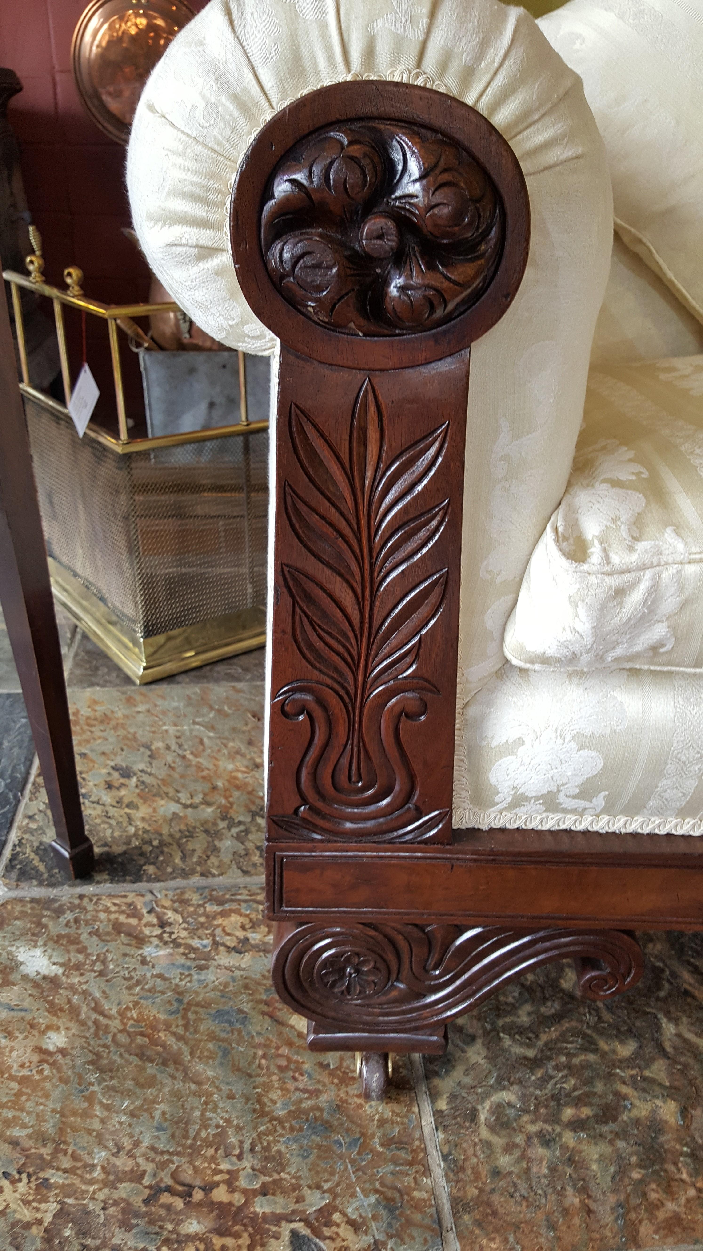 William IV Carved Mahogany Framed Settee In Good Condition For Sale In Altrincham, Cheshire