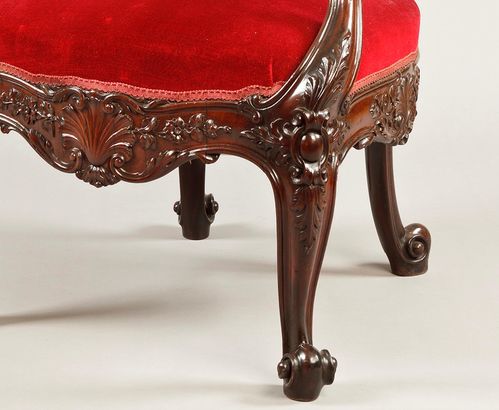 Britannique Fauteuil de bibliothèque en acajou sculpté William IV avec tapisserie en velours rouge en vente