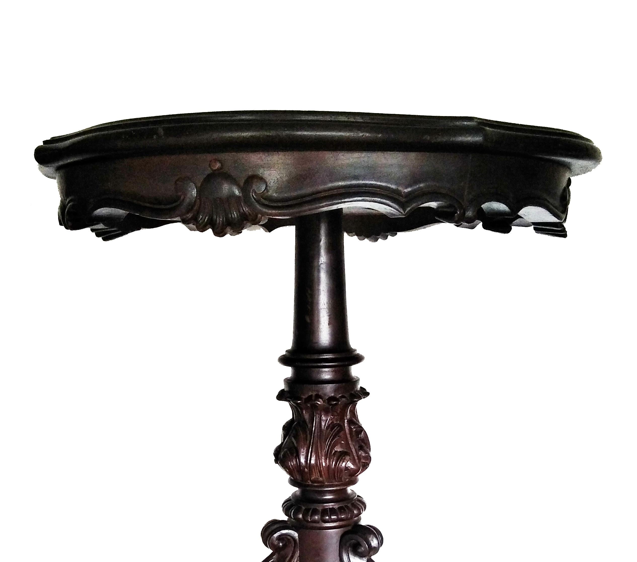 19th century pedestal base end table or Guerindon  William IV Style

Made of noble wood. 

Elizabethan Spanish style.