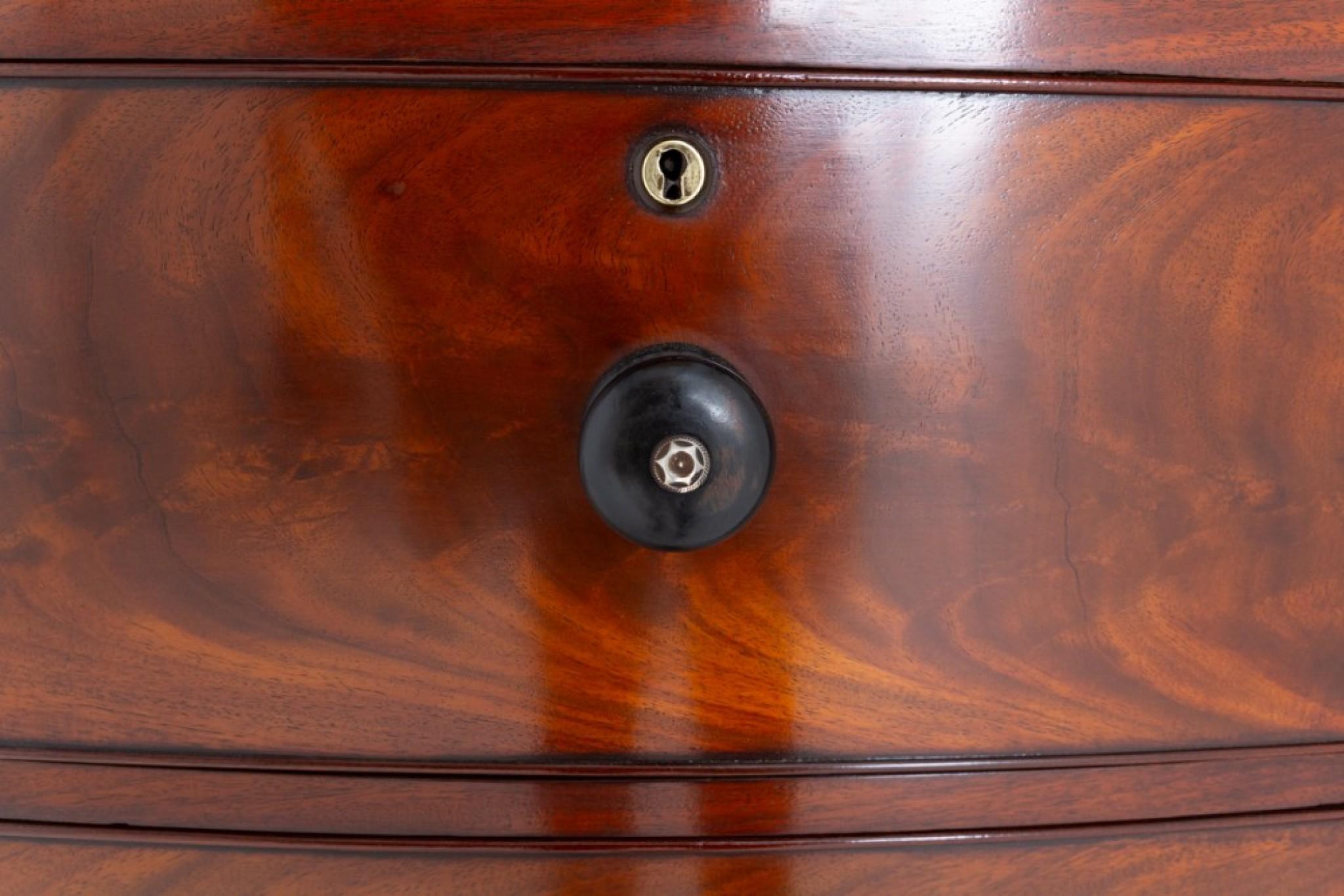 Cassettiera ad arco in mogano William IV.
xIX secolo
Questa cassettiera di qualità ha una disposizione di 2 su 3 cassetti rivestiti in Oak.
I cassetti conservano i loro pomelli originali torniti in ebano e sono affiancati da pilastri che terminano