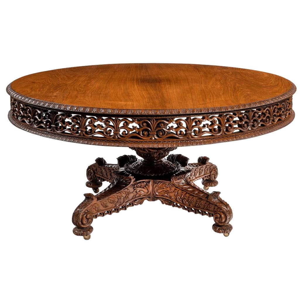 Table ronde coloniale padouk de style Guillaume IV