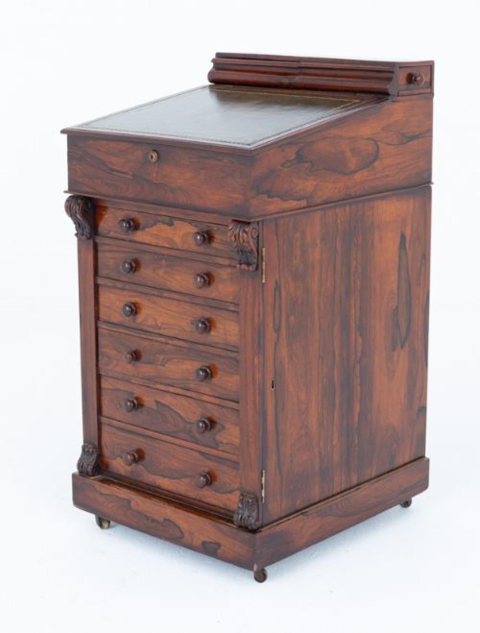 William IV scivolo Davenport
Questa Davenport ha una struttura piuttosto insolita
Periodo XIX secolo
Dispone di 6 cassetti graduati rivestiti in Oak che conservano i pomelli torniti originali.
I cassetti sono bloccati da un meccanismo di chiusura