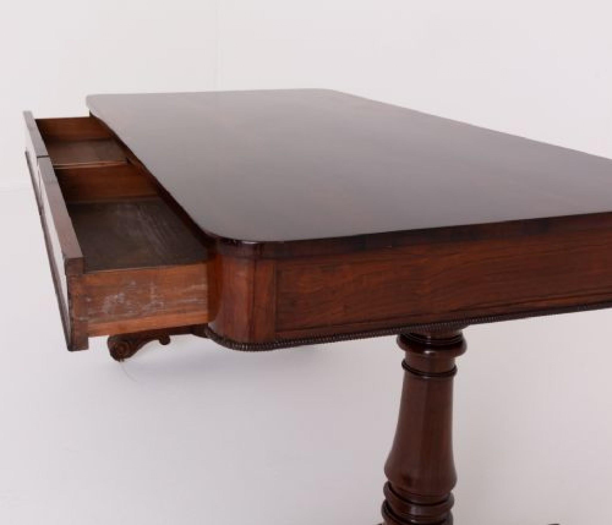 Table ou bureau de bibliothèque William IV
Circa 19ème siècle
Cette table de bibliothèque repose sur des colonnes tournées, des pieds sculptés et des roulettes d'origine.
La table comporte 2 tiroirs en acajou avec des moulures semi-tournées.
Le