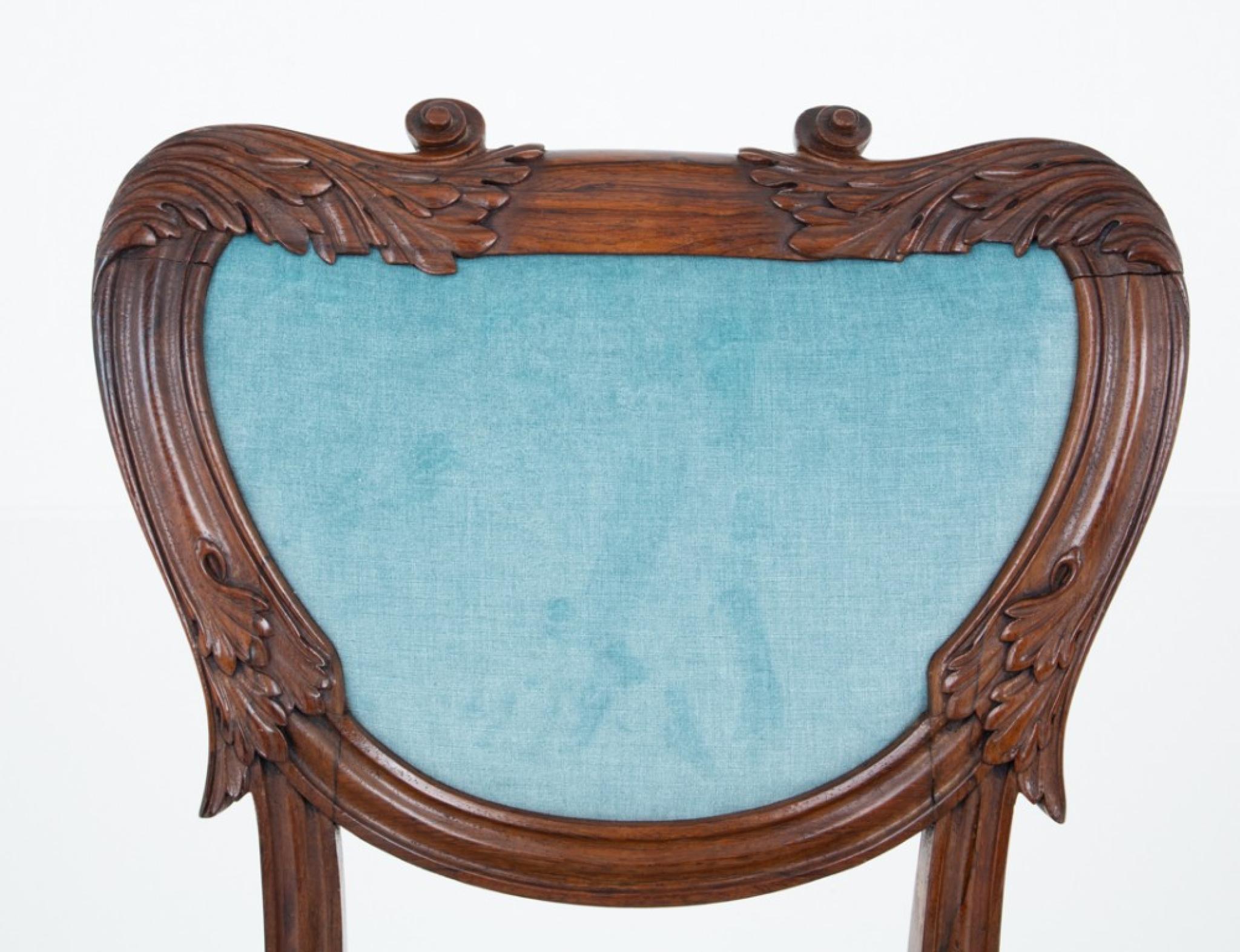 Meraviglioso set di sedie da pranzo in mogano William IV
Queste sedie poggiano su gambe anteriori tornite e scanalate e su gambe posteriori a sciabola in stile ''Gillow''.
Il sedile, appena rivestito, è di tipo alzabile.
Abbiamo diversi tavoli da