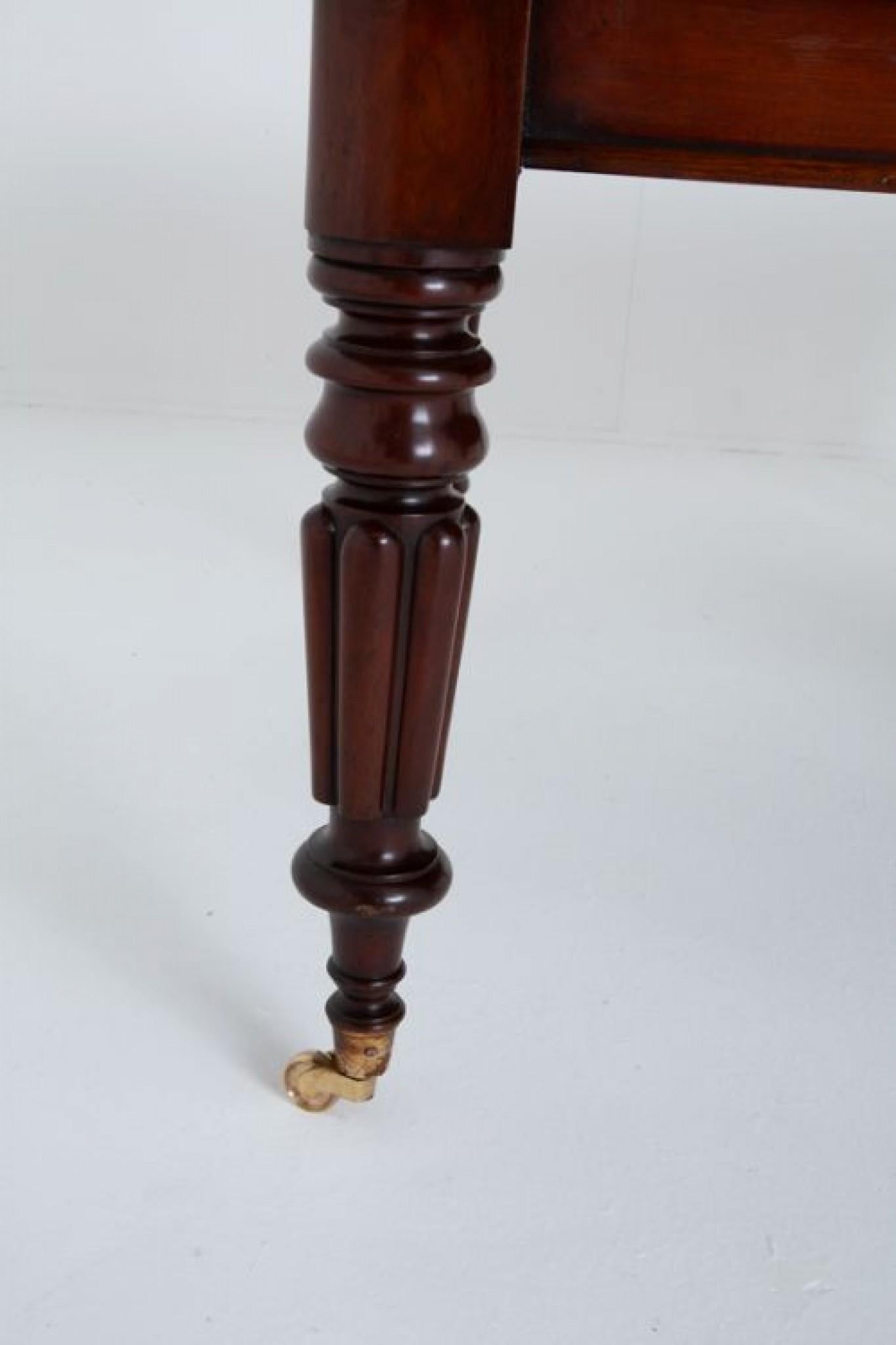 Merveilleuse table à manger à rallonge William IV en acajou, 14 places.

Nous avons ici une impressionnante table à manger à rallonge William IV à 6 pieds.
Circa 19ème siècle
La table repose sur des pieds tournés et cannelés typiques de William IV