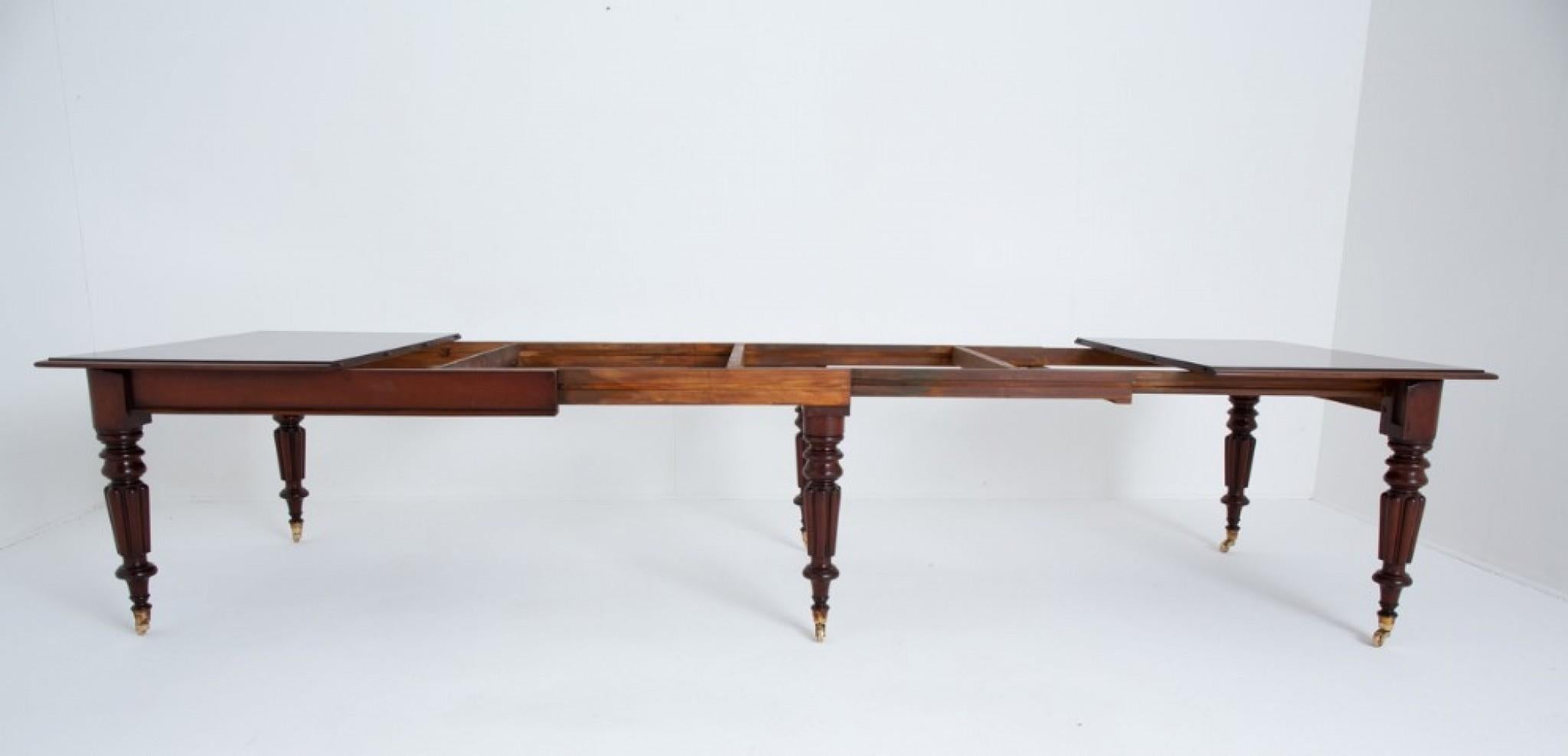 Bois Table de salle à manger William IV extensible à 14 mers 19ème siècle en vente