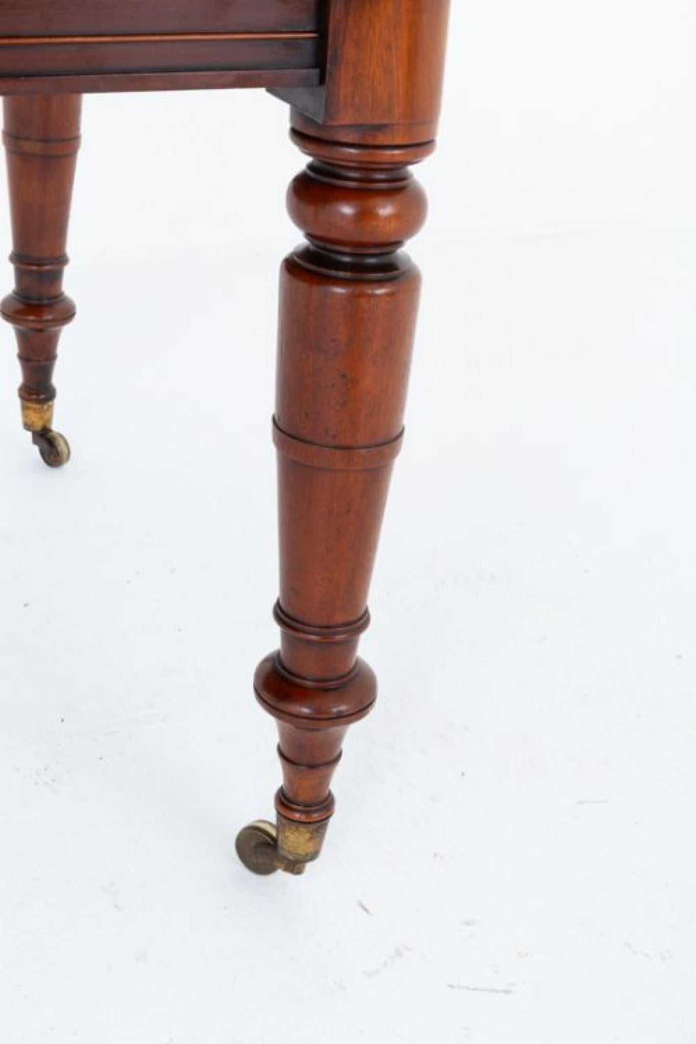 A gorgeous William IV mahogany extending dining table
This table is raised upon typical William IV ring turned legs with brass castors
The table extends by way of a telescopic pull out mechanism to accept up to 3 extra leaves
When fully extended the