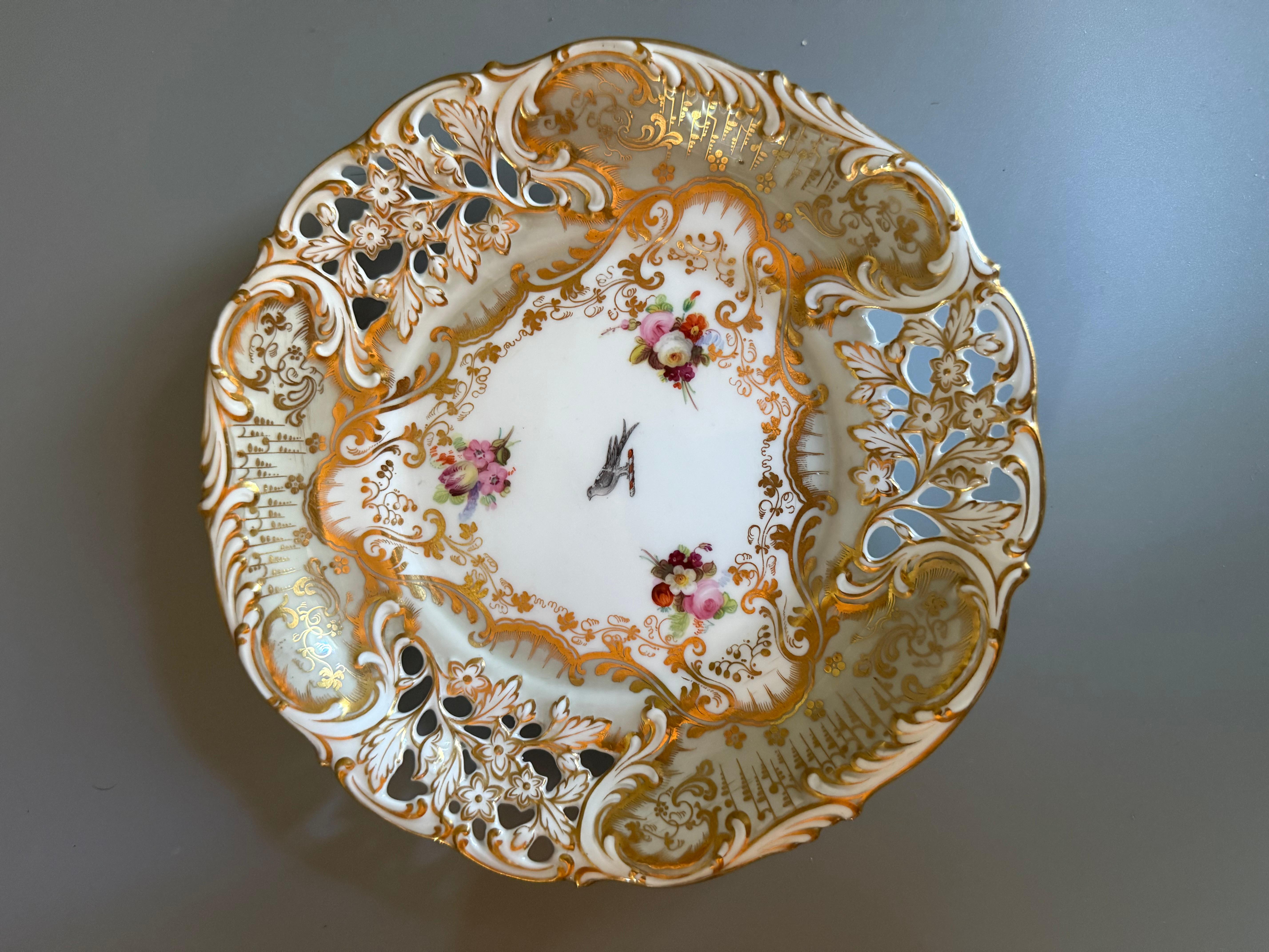 Äußerst attraktive frühe Davenport-Porzellan-Servierplatte

Seltene nierenförmige Davenport-Porzellanschale aus der Zeit Wilhelms IV.   Dieses schöne Stück hat einen geformten und durchbrochenen Rand mit erhabenen und geformten Blumenköpfen und