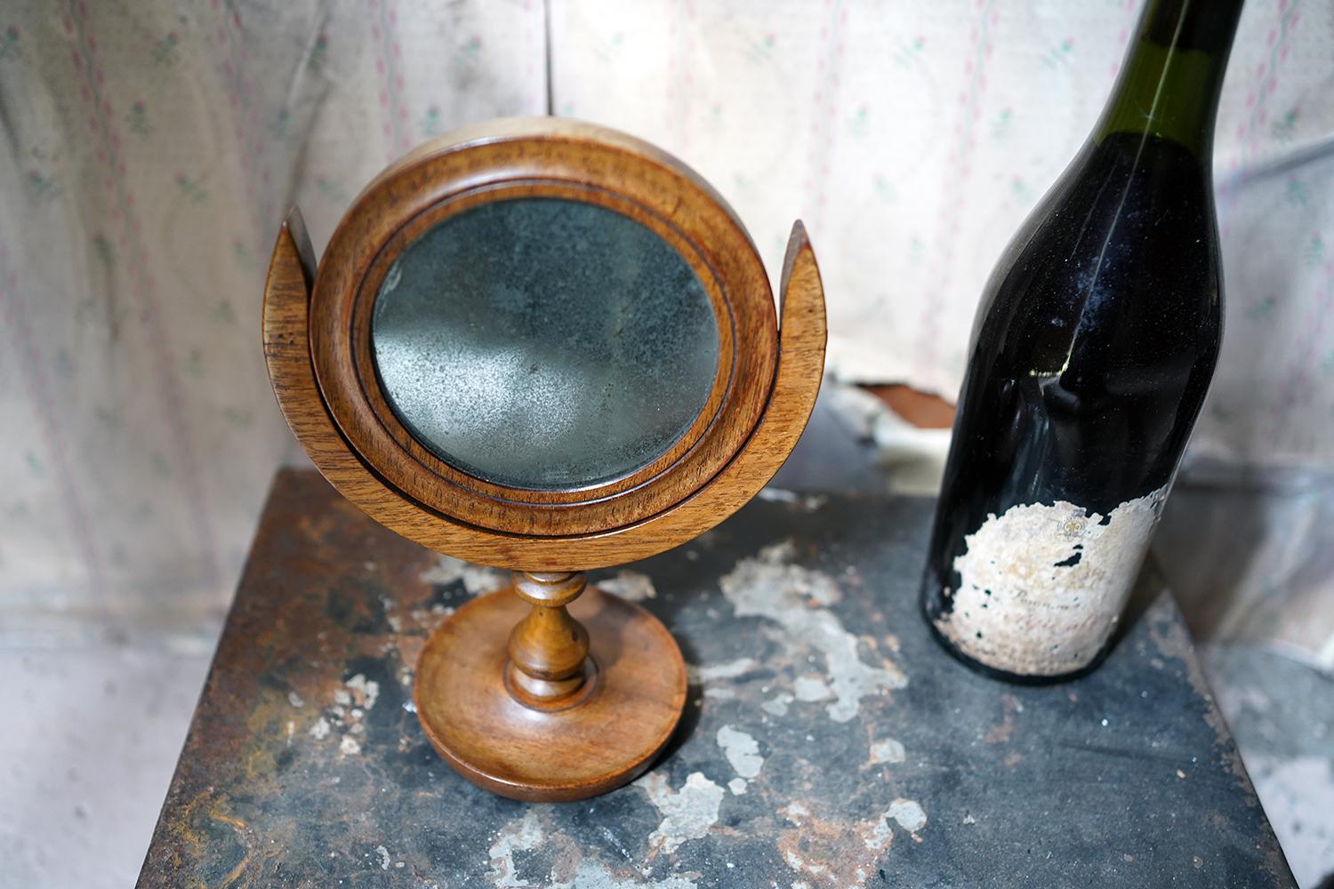 William IV/Early Victorian Golden Oak Shaving Mirror, c.1830-40 In Good Condition In Bedford, Bedfordshire