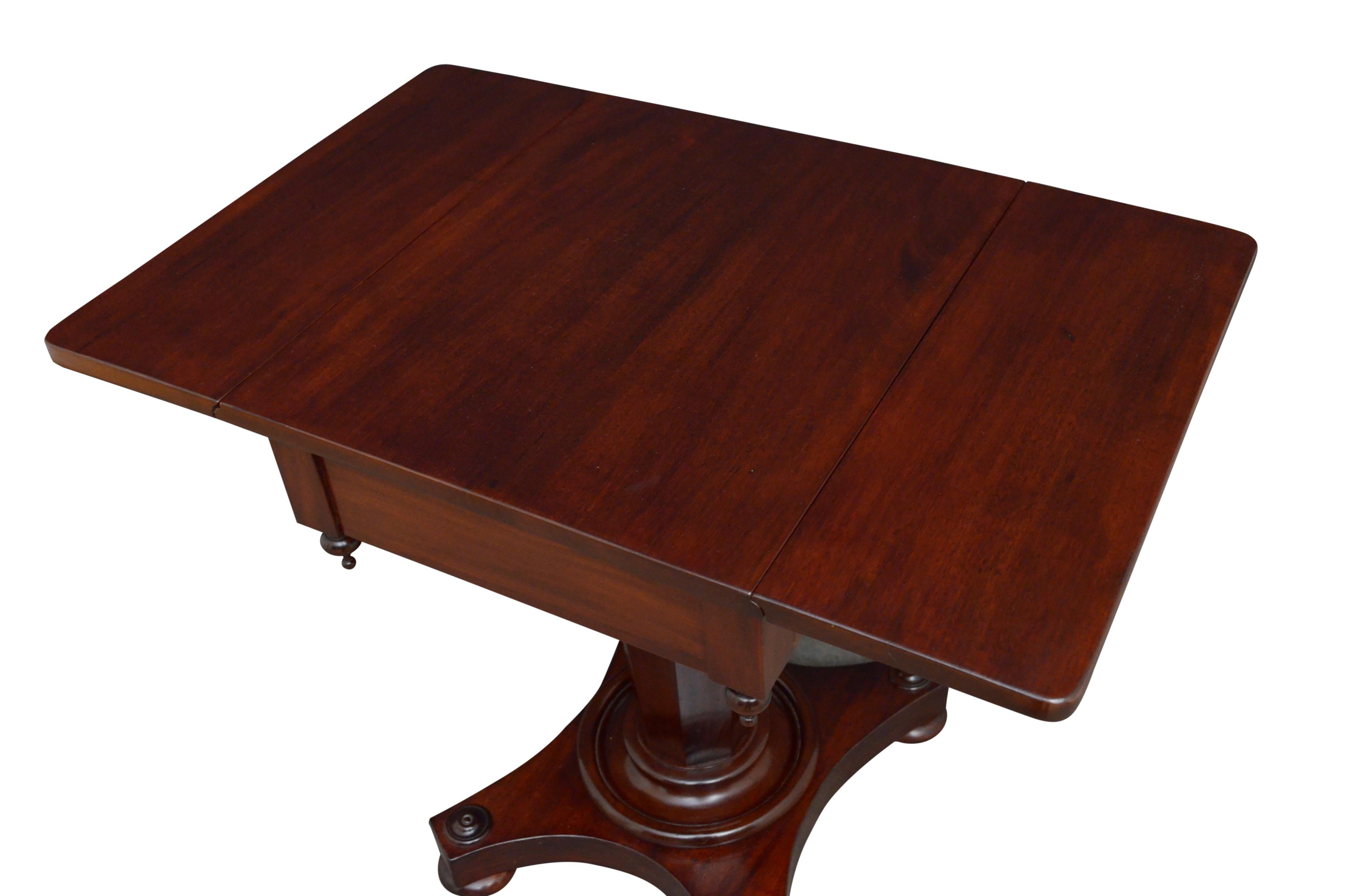 European William IV / Early Victorian Mahogany Drop Leaf Table For Sale