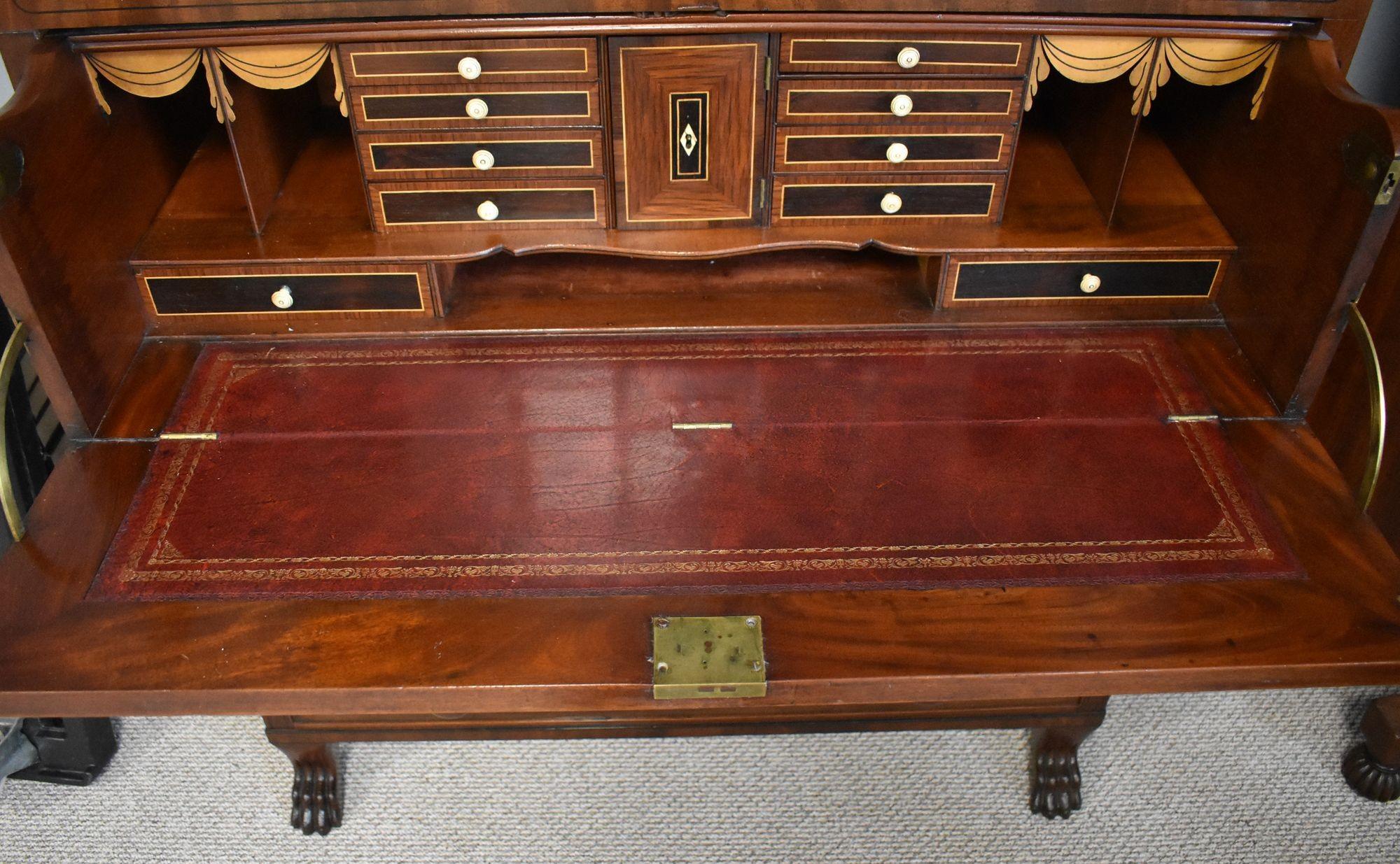 William IV. Sekretär Bücherregal aus geflammtem Mahagoni
Artikel-Code: 1292
Ein außergewöhnlicher William IV Sekretär aus geflammtem Mahagoni mit eleganten Proportionen. Der obere Teil besteht aus zwei verglasten Türen mit auffälligen geometrischen