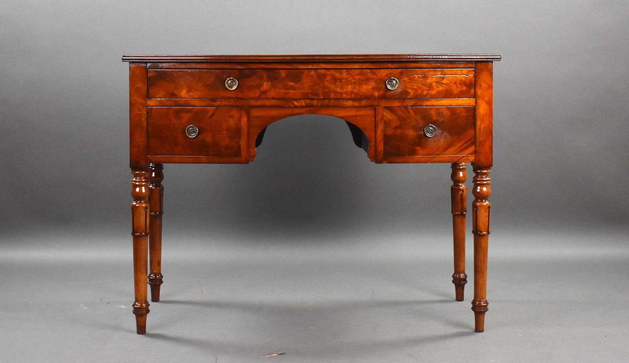 In vendita una credenza in mogano a fiamma di William IV di buona qualità, con un cassetto lungo e altri due cassetti sottostanti, che poggia su gambe elegantemente tornite. La credenza è in buone condizioni e mostra segni di usura commisurati