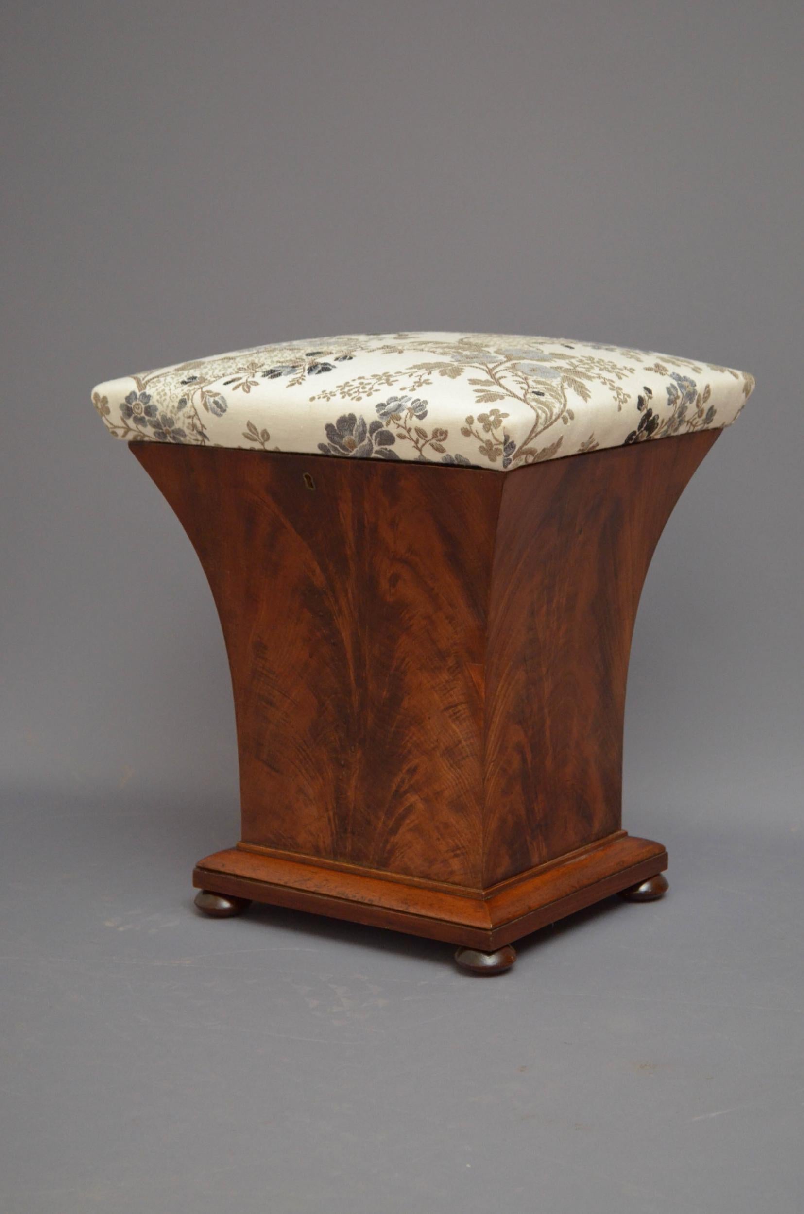William IV Flamed Mahogany Pouffe Stool In Good Condition In Whaley Bridge, GB