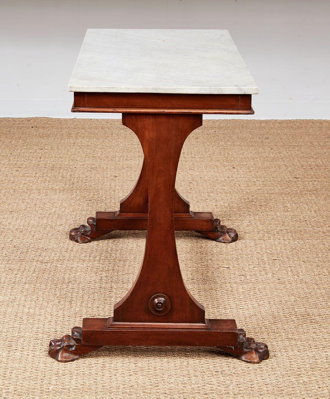 Console d'entrée en acajou William IV du début du XIXe siècle, avec plateau en marbre blanc d'origine, le tablier mouluré au pouce sur des côtés façonnés reliés par un châssis tourné avec des ronds aux extrémités, reposant sur des pieds en patte de