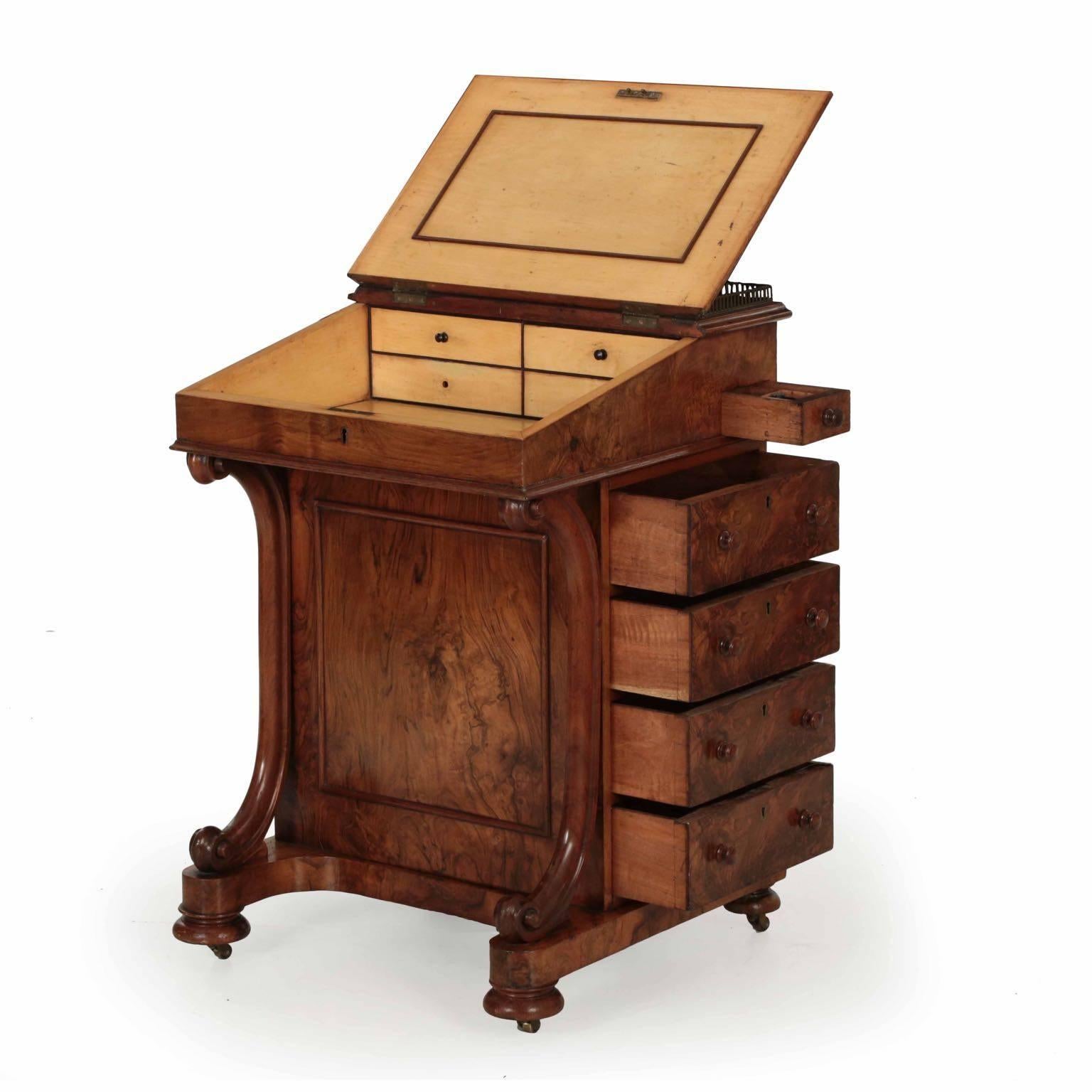 Veneer William IV Leather and Walnut Antique Davenport Writing Desk, London, circa 1850