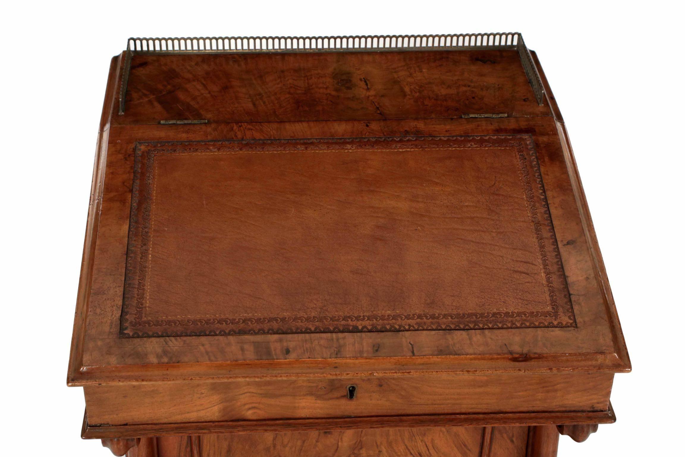 William IV Leather and Walnut Antique Davenport Writing Desk, London, circa 1850 In Good Condition In Shippensburg, PA