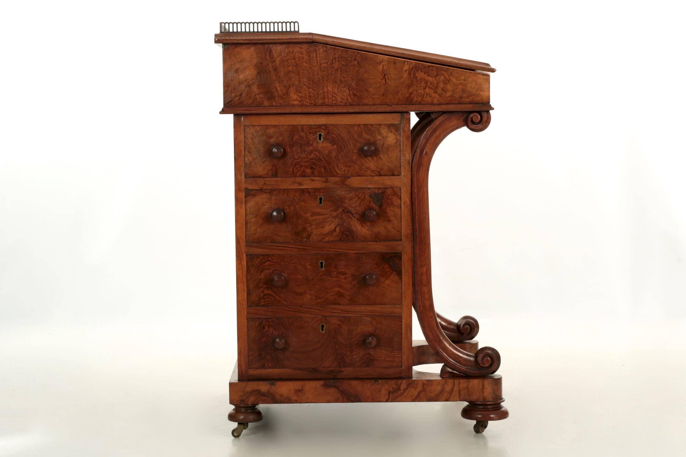 William IV Leather and Walnut Antique Davenport Writing Desk, London, circa 1850 2